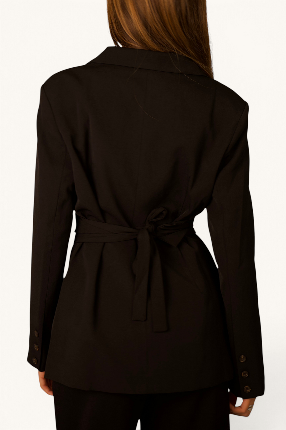 LOSYANA Noble Belted Blazer in Schwarz mit abnehmbarem Bindegürtel, Rückansicht an einer Frau