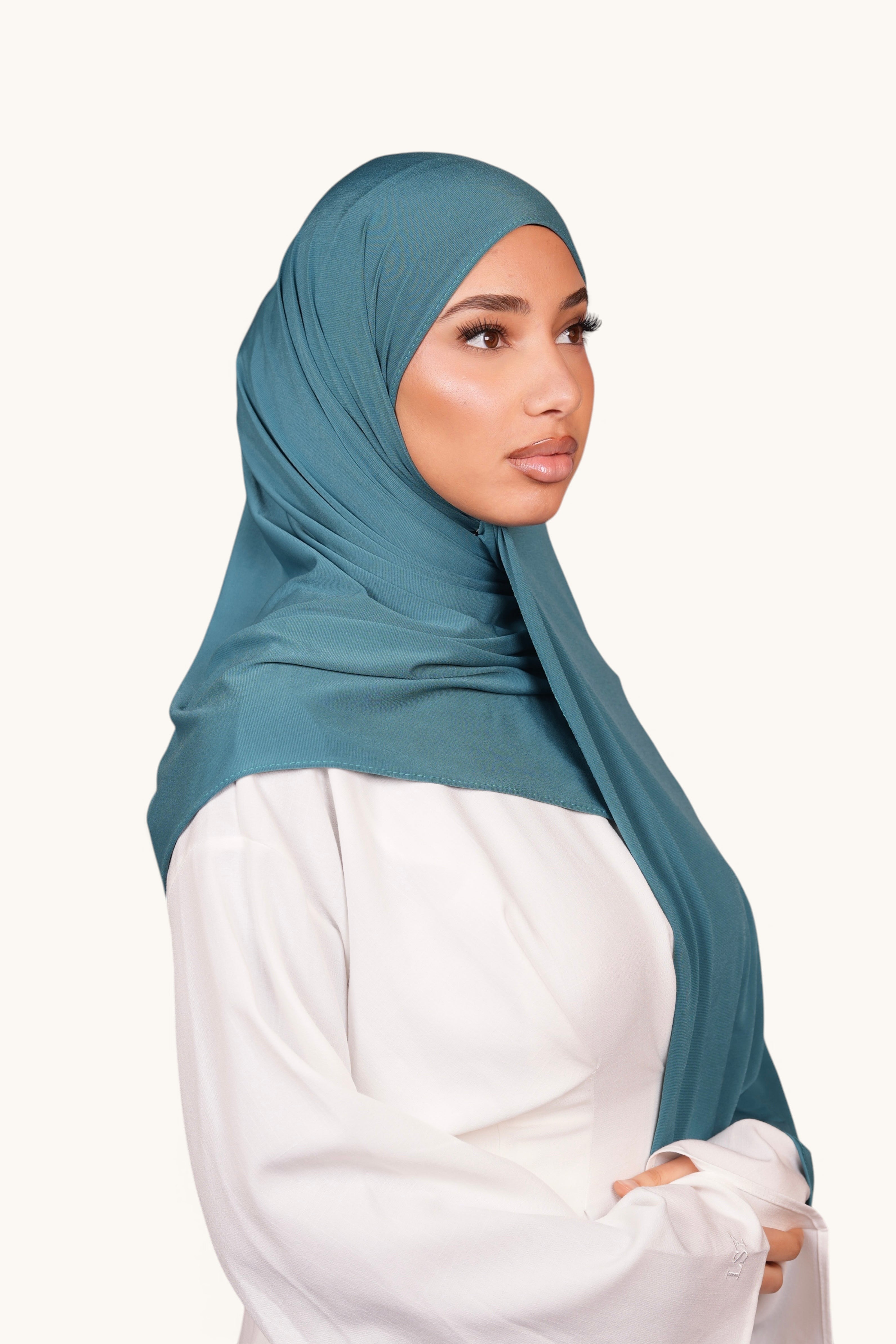 Hochwertiger tealfarbener Losyana.Shop Hijab aus Premium Jersey, weich und bequem für stilvollen Alltag.