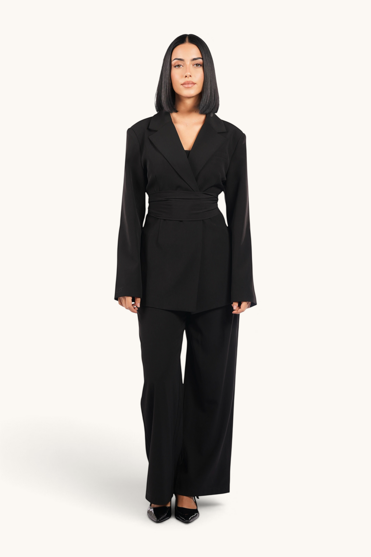 Schwarze Losyana.Shop Blazer mit Gürtel, elegante Jacke aus hochwertigem Stoff, abgebildet auf einem Model.