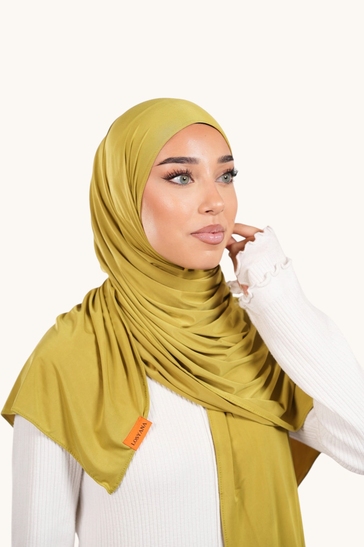 Schwarzer Liquid Jersey Hijab in Poison Green von Losyana.Shop, fließender Stoff, modischer Kopftuchstil, elastisch und bequem