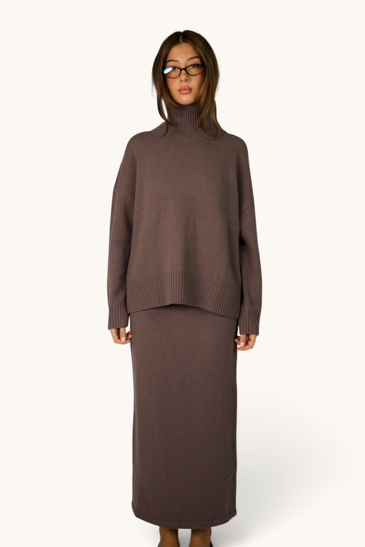 LOSYANA Wollrock in Grau aus 100% Wolle mit elastischem Bund, getragen von einem Model im passenden Pullover-Set.