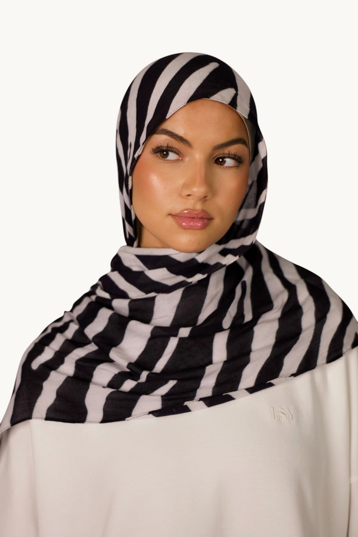 LOSYANA leichter Modal Hijab mit Zebra-Muster in Schwarz-Weiß, getragen von einem Model mit passender Bone