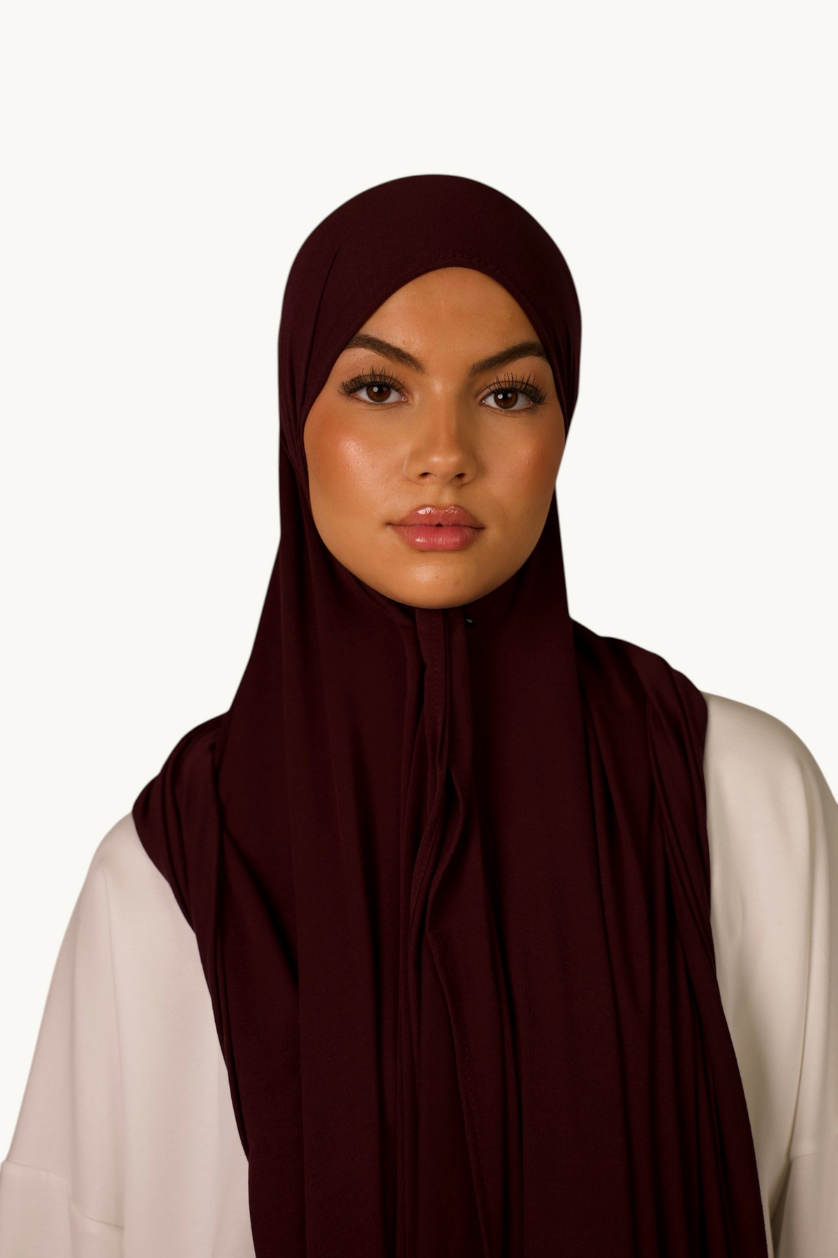 LOSYANA Breeze Jersey Hijab in Bordeaux aus weichem Bambusstoff, getragen von einem Model vor neutralem Hintergrund.