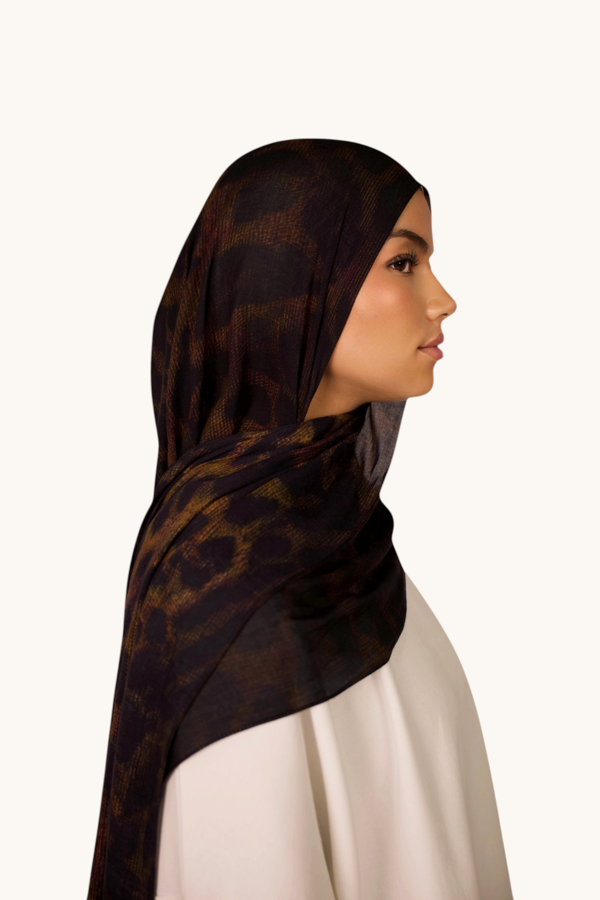 Leichter Modal-Hijab von LOSYANA in dunklem Leopardenmuster, weich und angenehm zu tragen, mit fließendem Stoff.