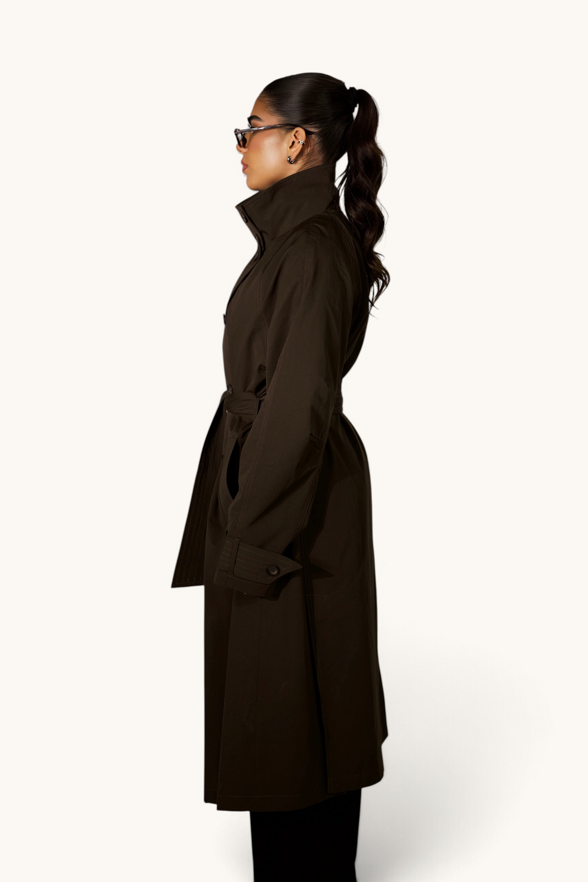 Langer LOSYANA Trenchcoat in Espresso aus weichem Stoff, mit Gürtel und klassischen Revers für einen eleganten Look.