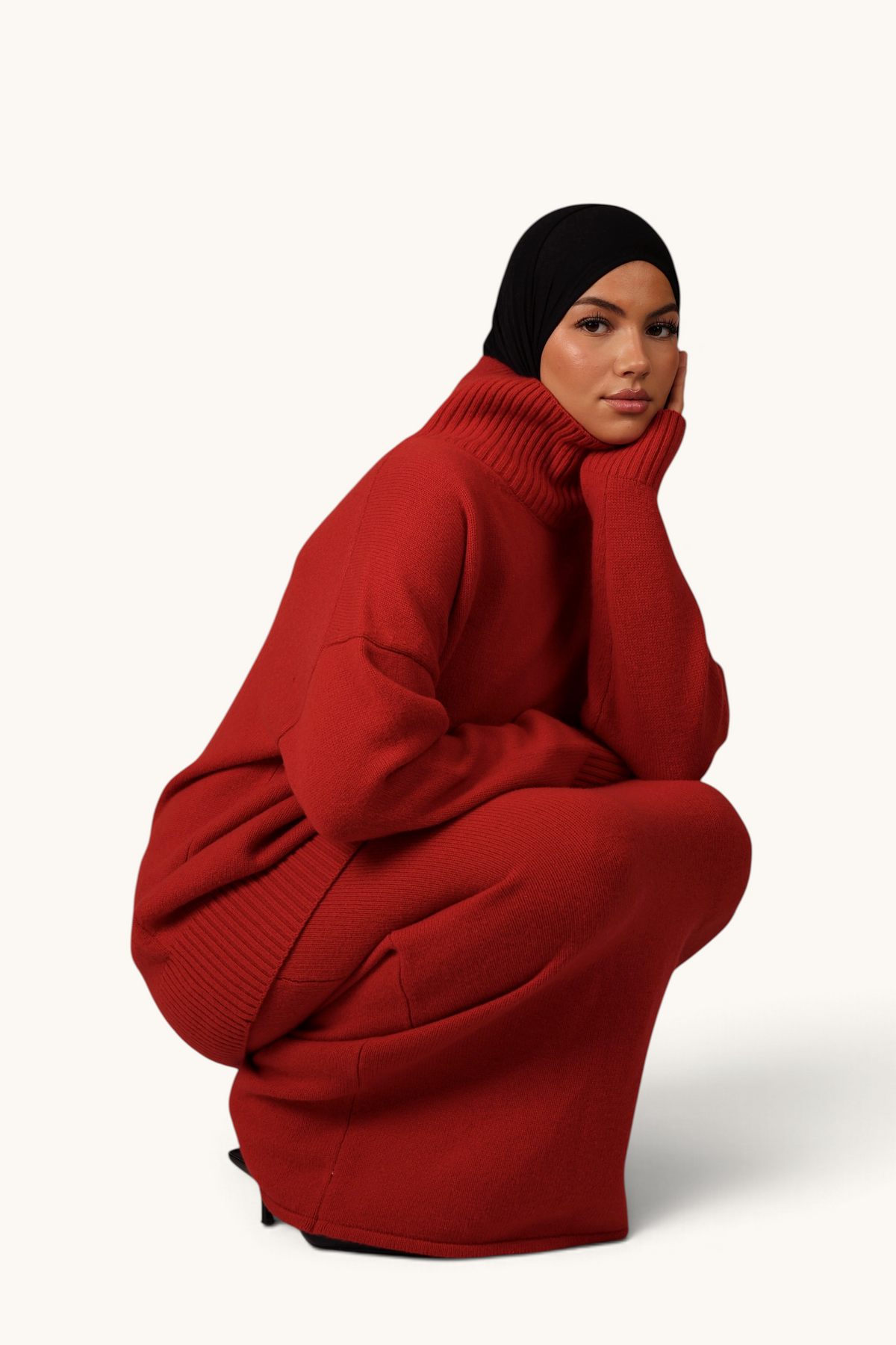 LOSYANA Wollrock in Rot aus 100% Wolle mit elastischem Bund, getragen von einem Model in einem passenden Pullover