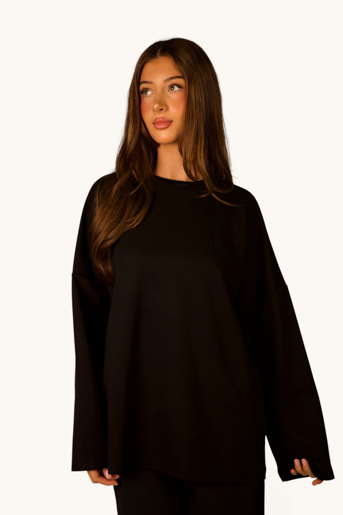 LOSYANA LSY Langarmshirt in Schwarz aus weicher Baumwolle mit lockerem Schnitt an einem Model