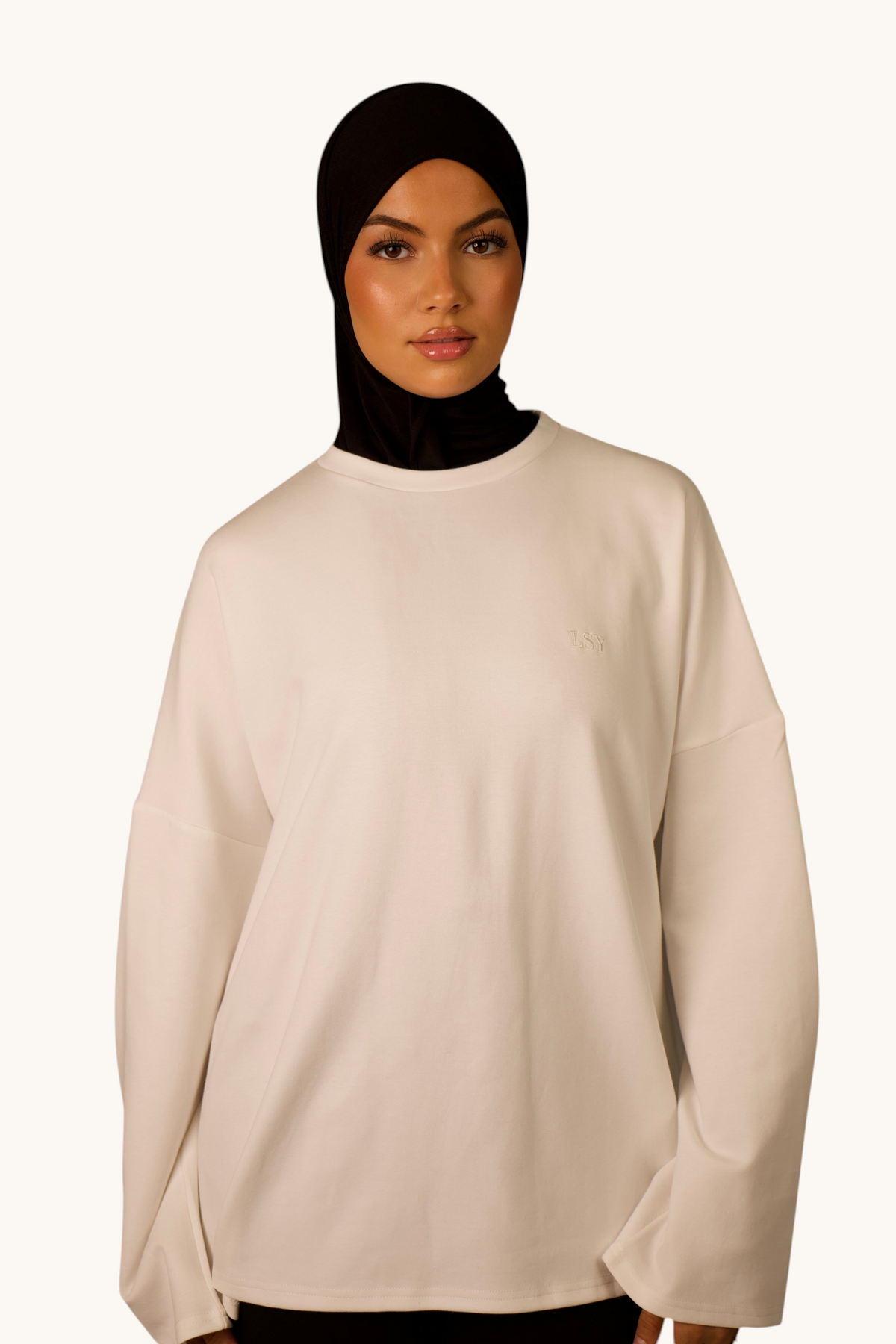 LOSYANA LSY Langarmshirt in Weiß aus weicher Baumwolle mit Rundhalsausschnitt, getragen von einem Model mit Hijab