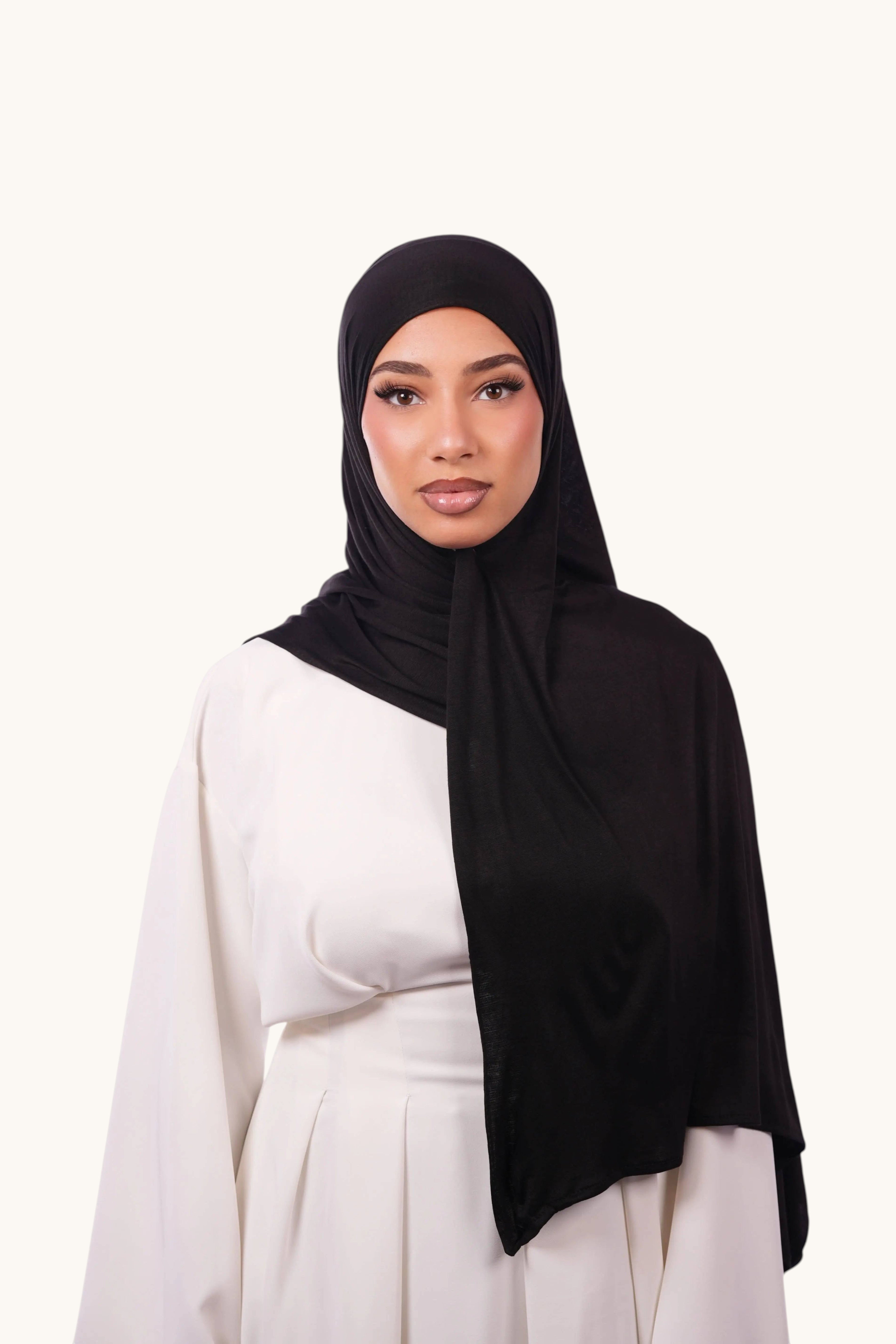 Schwarzes Bamboo Jersey von Losyana.Shop, weiches und nachhaltiges Stoff-Design, zeigt die Textur und den Schnitt des Kleidungsstücks