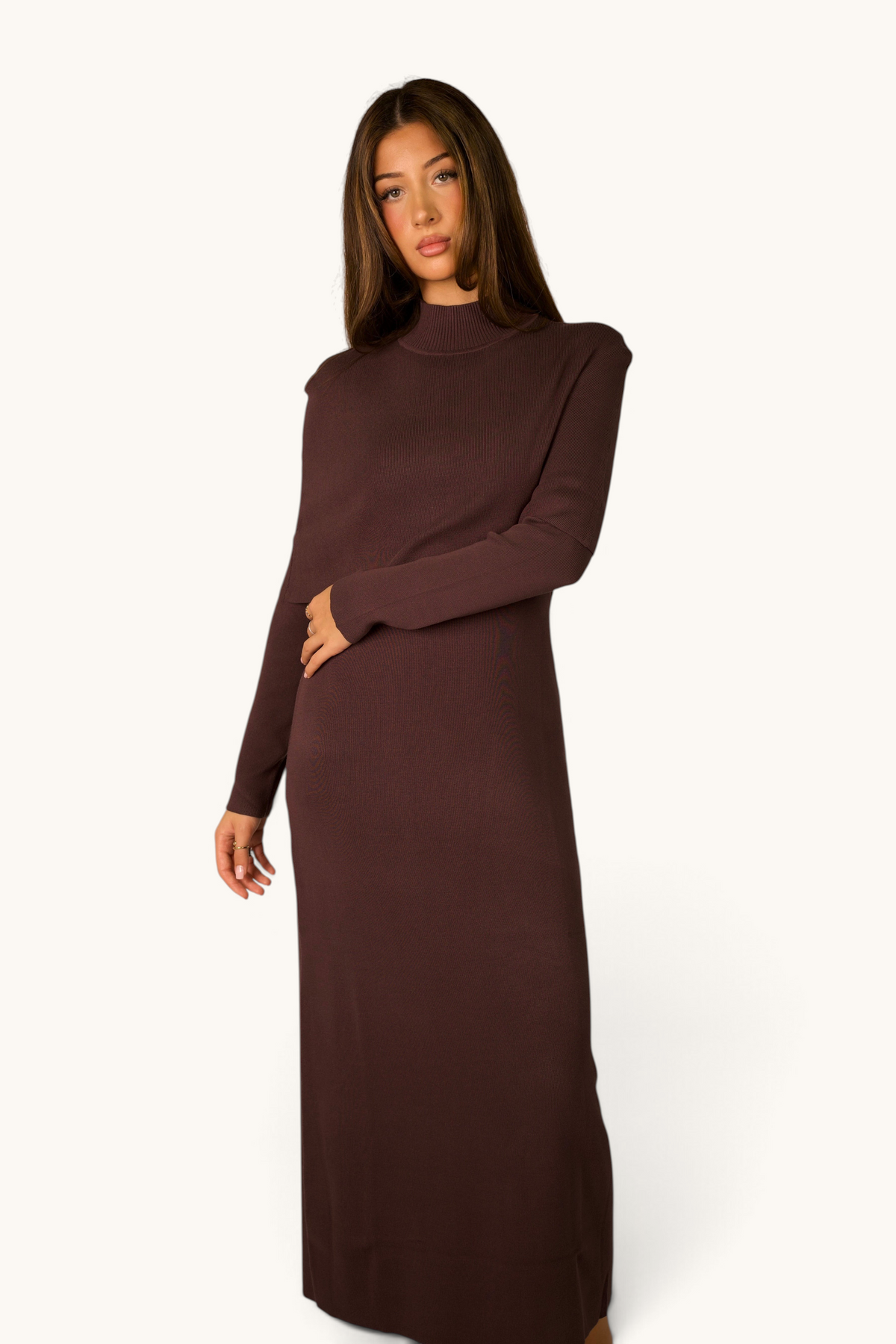 LOSYANA braunes Strickkleid mit Stehkragen und Cape-Detail an einer jungen Frau