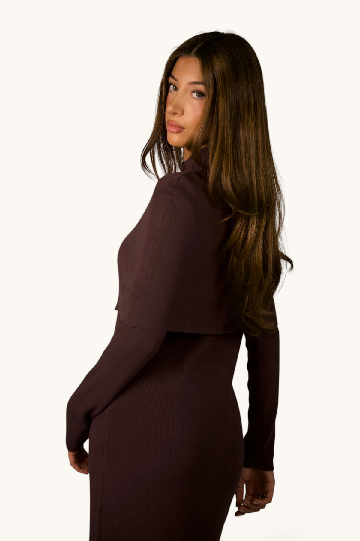 LOSYANA braunes Strickkleid mit Cape-Detail, hochgeschlossenem Kragen und fließender Silhouette an einem Model