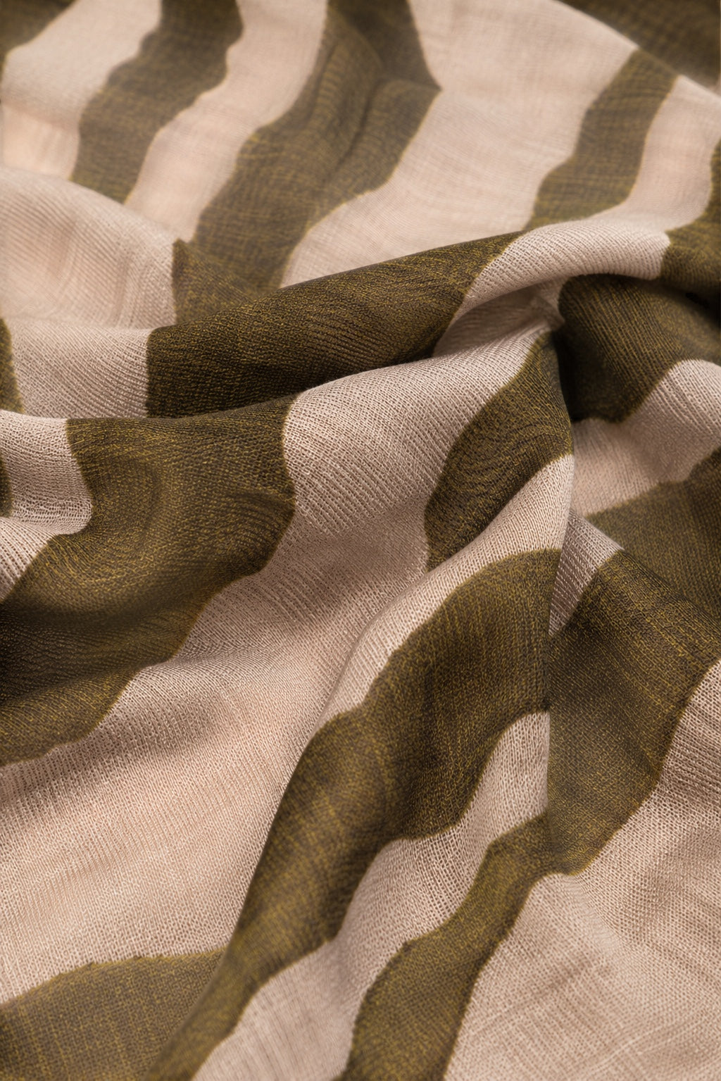 Leichter LOSYANA Hijab aus Modal-Stoff in Olive Wave mit fließender, eleganter Textur, ideal für stilvollen Komfort.