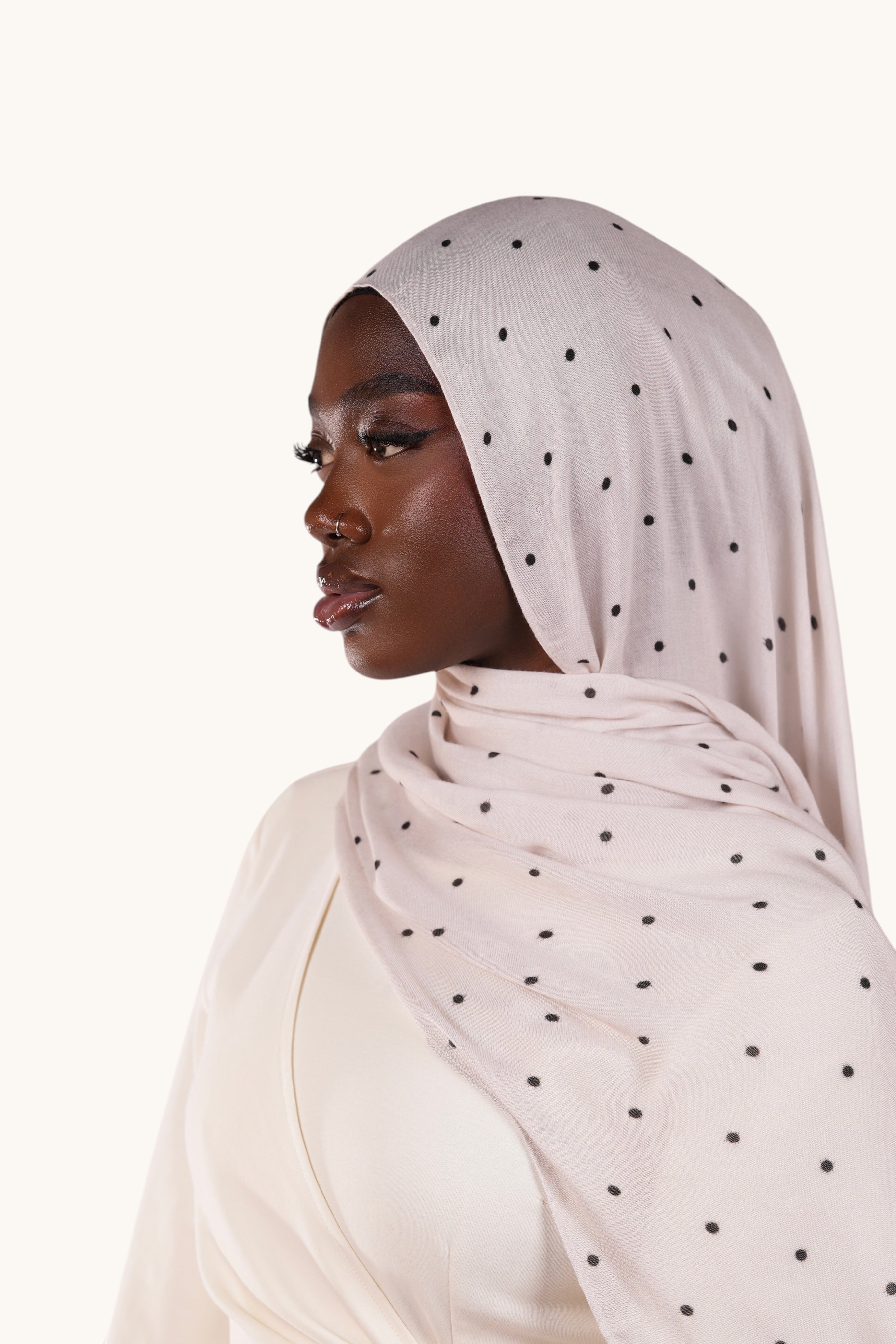 Leichter Modal-Hijab von LOSYANA mit Velours-Polka-Dots, fließender Stoff, ideal für stilvollen Komfort und elegante Looks.