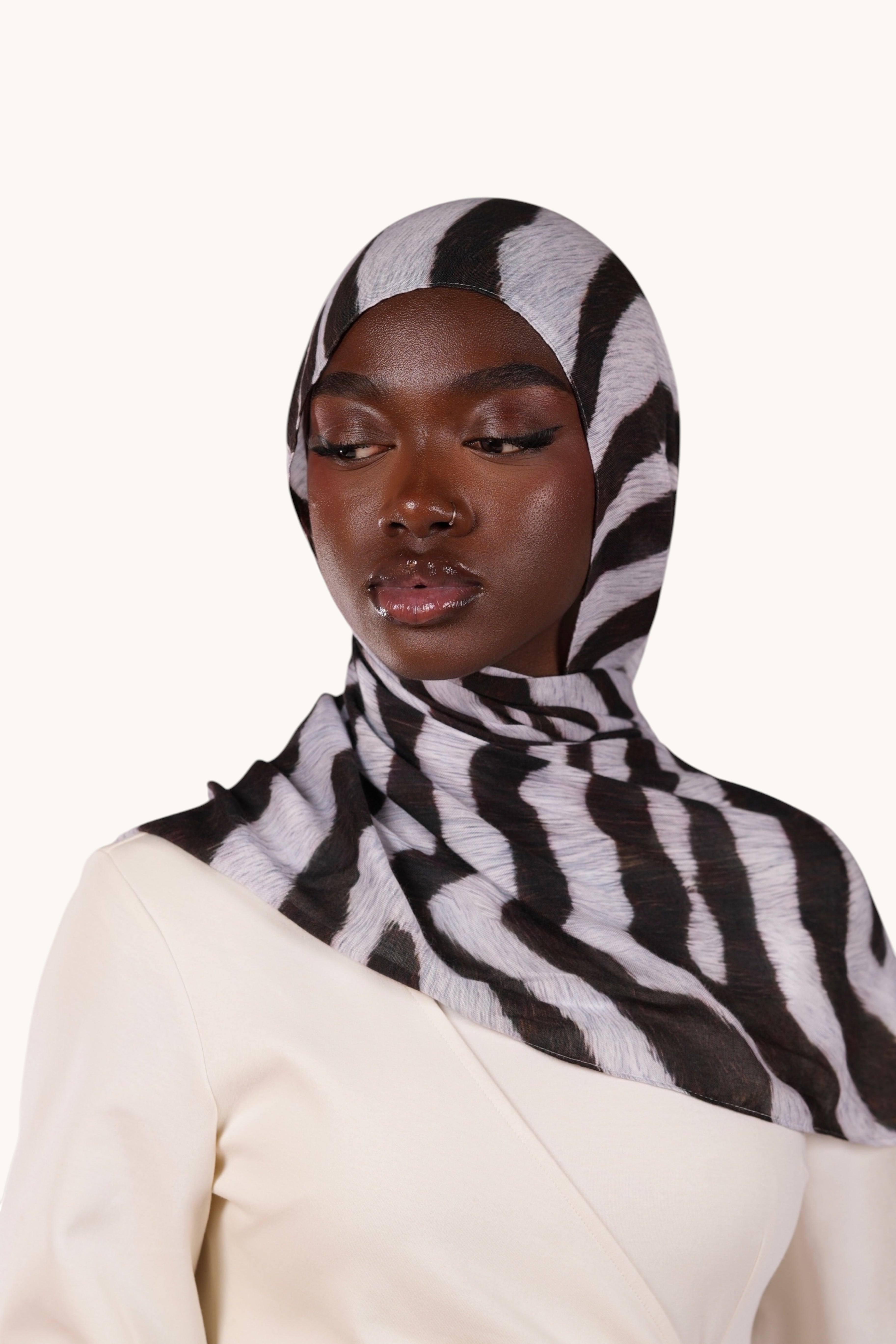 Leichter moderner Hijab aus Modal in Braun mit Wellenmuster von LOSYANA, zeigt den Stoff und das Design des Hijabs.