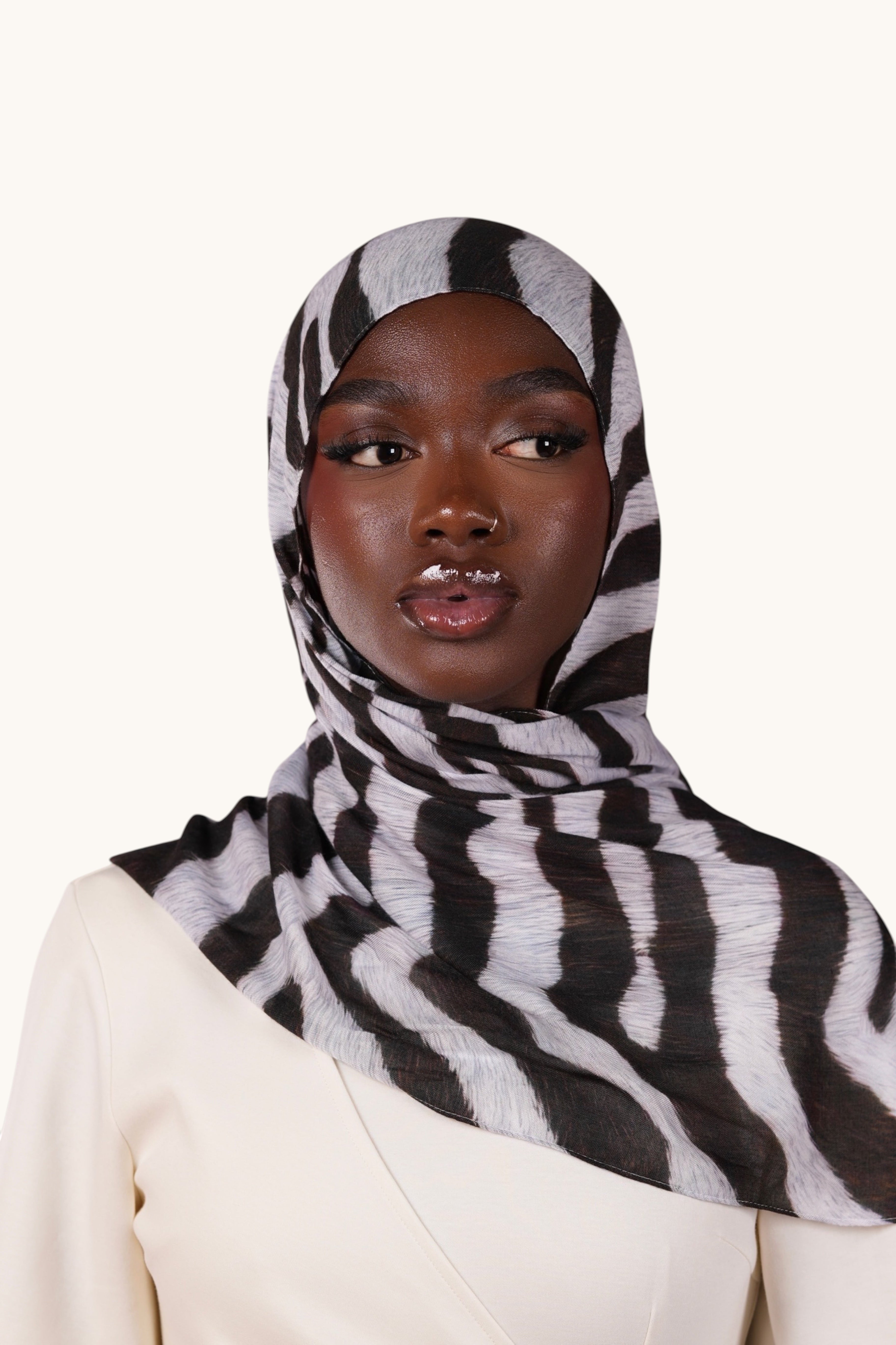 Leichter brauner Modal-Hijab von LOSYANA, weiches und fließendes Stoffdesign, ideal für stilvollen Komfort.