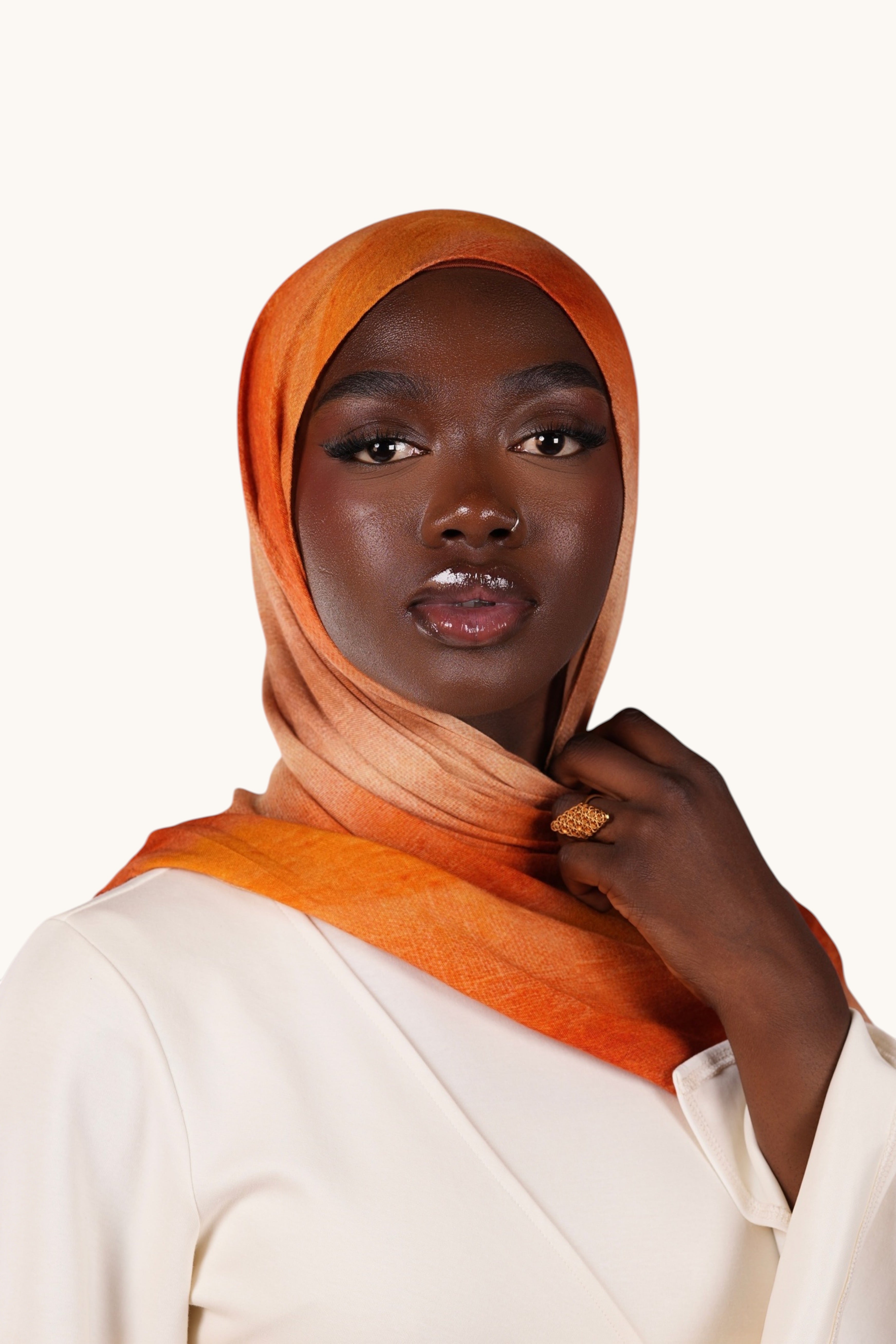 Leichter LOSYANA Modal-Hijab in Sunset-Farbe, weich und angenehm, mit fließender Textur für stilvollen Komfort.