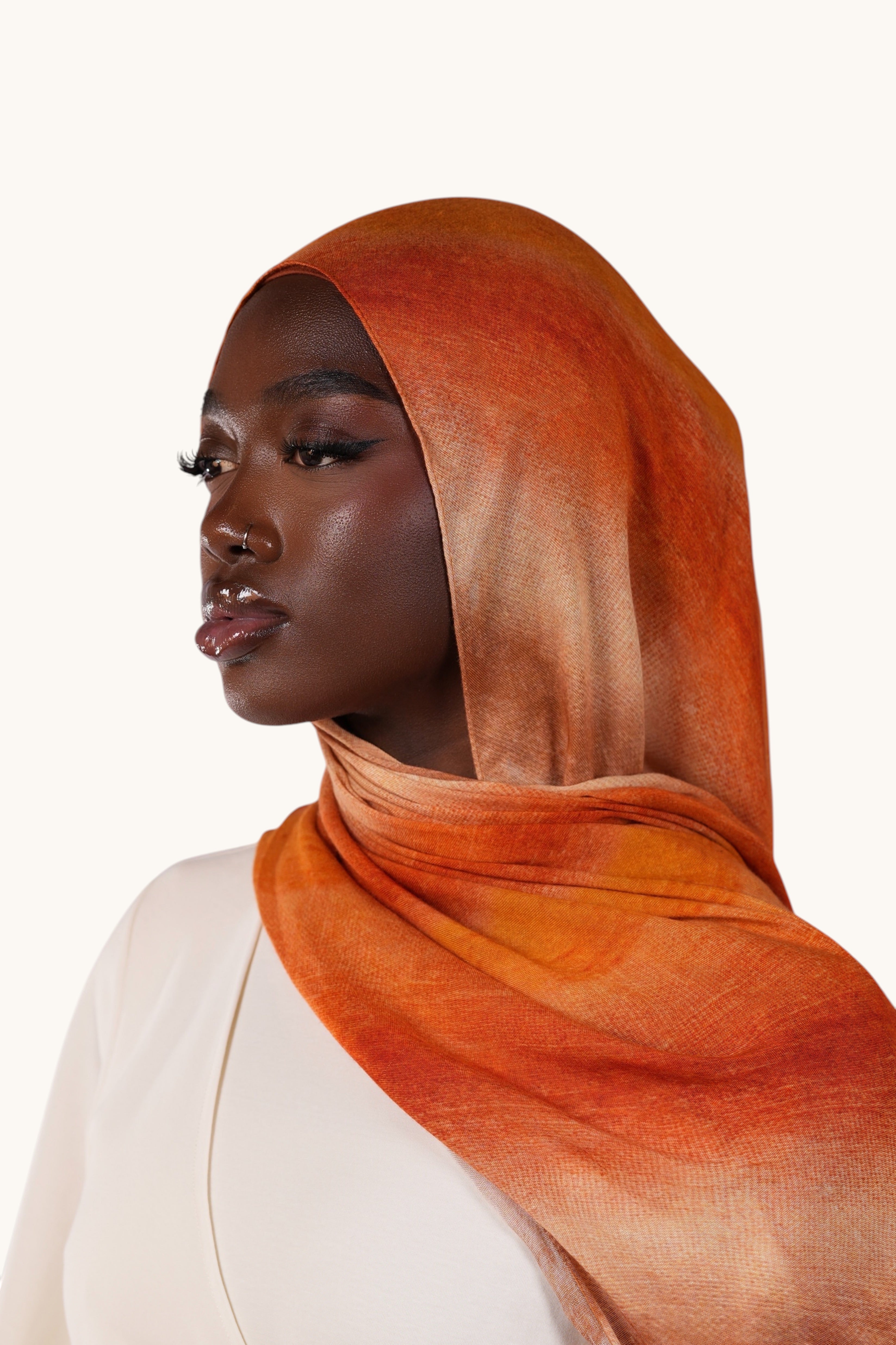 Leichter Sonnenuntergang-Modal-Hijab von LOSYANA, weiches und luftiges Kopftuch in warmem Farbton, detailreiche Textur sichtbar