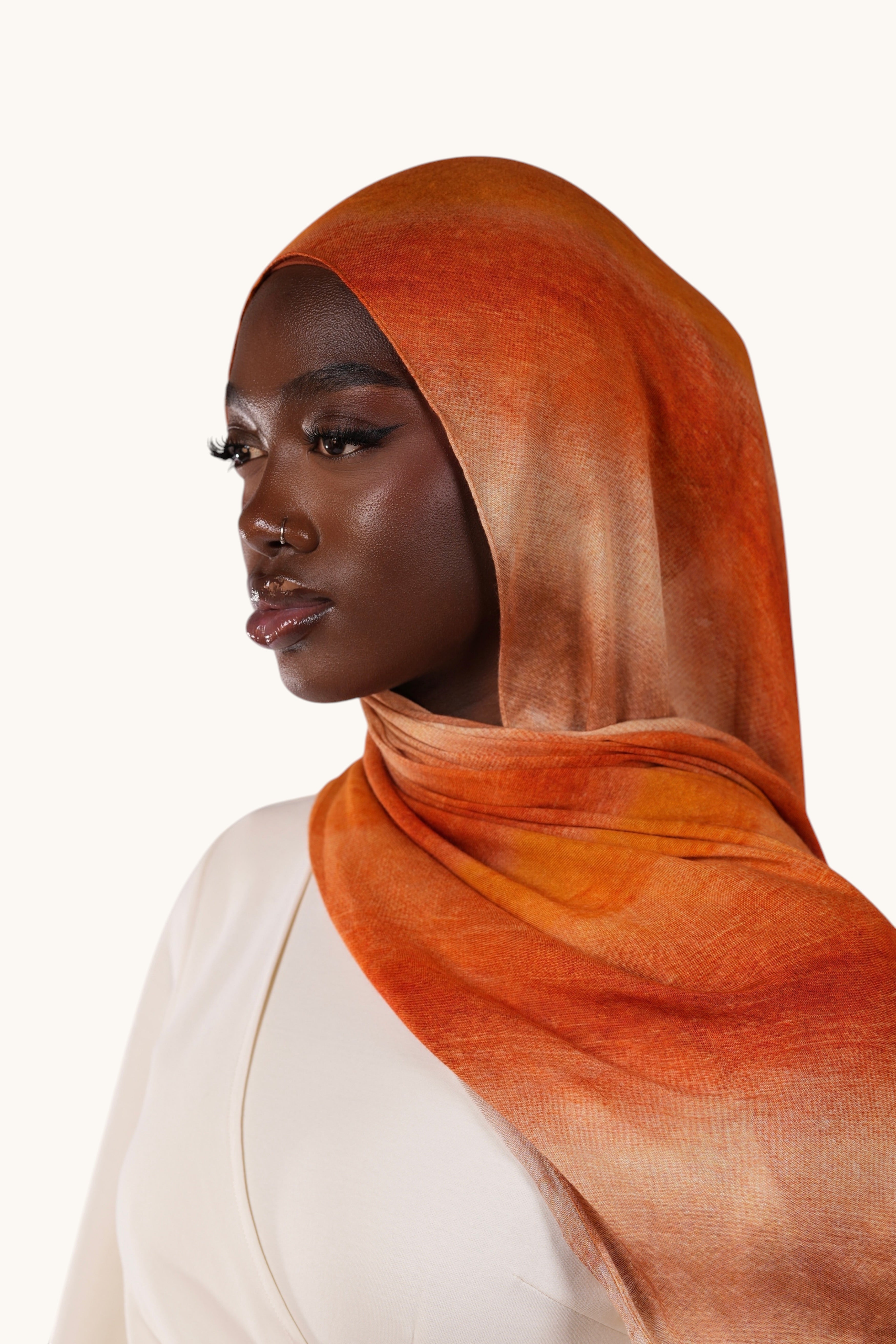 Leichter LOSYANA Sonnenuntergang Modal-Hijab aus weichem Stoff, stilvoll und bequem für den Alltag.