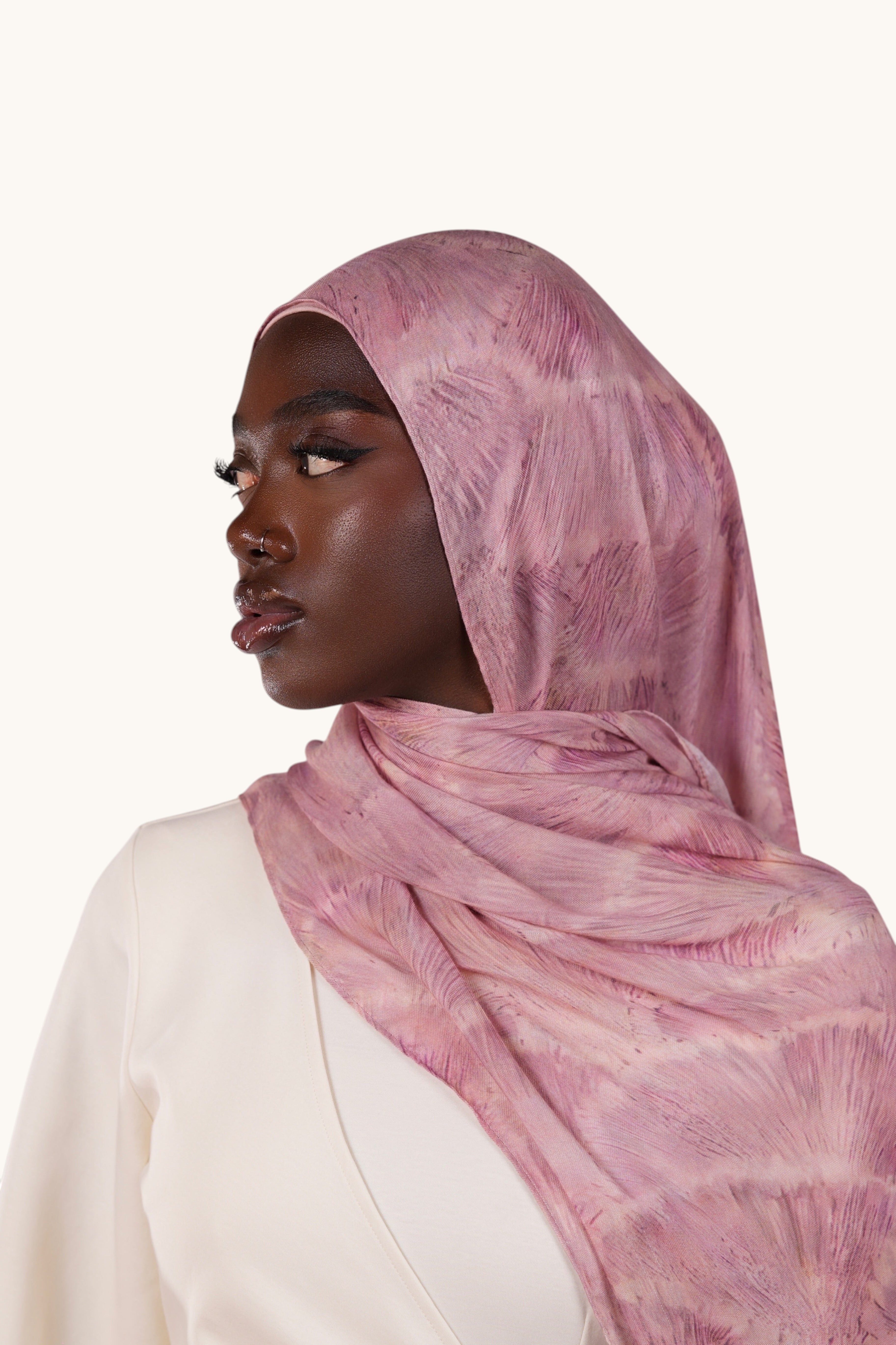 Leichter, blushfarbener Modal-Hijab von LOSYANA, bequem und stilvoll, aus weichem, atmungsaktivem Material.