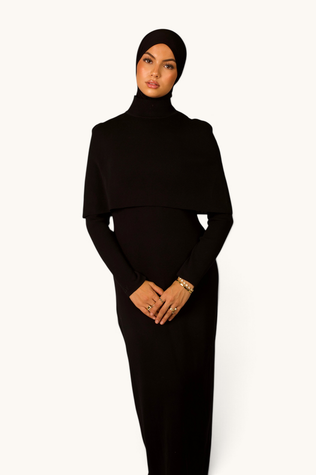 LOSYANA schwarzes Strickkleid mit Cape-Overlay, Rollkragen und Hijab an einem Model vor neutralem Hintergrund