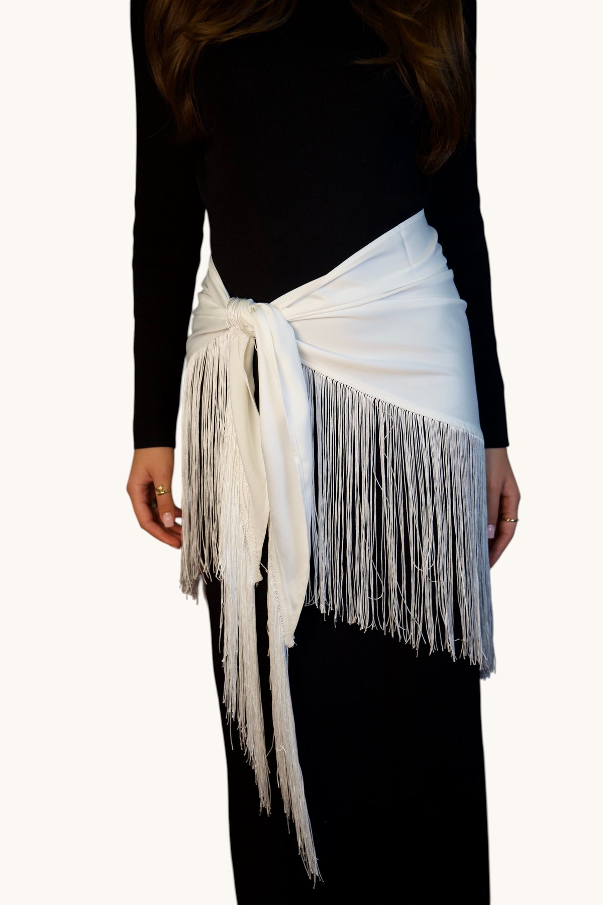LOSYANA weißes Satin-Cape mit langen Fransen, um die Taille gebunden über einem schwarzen Outfit