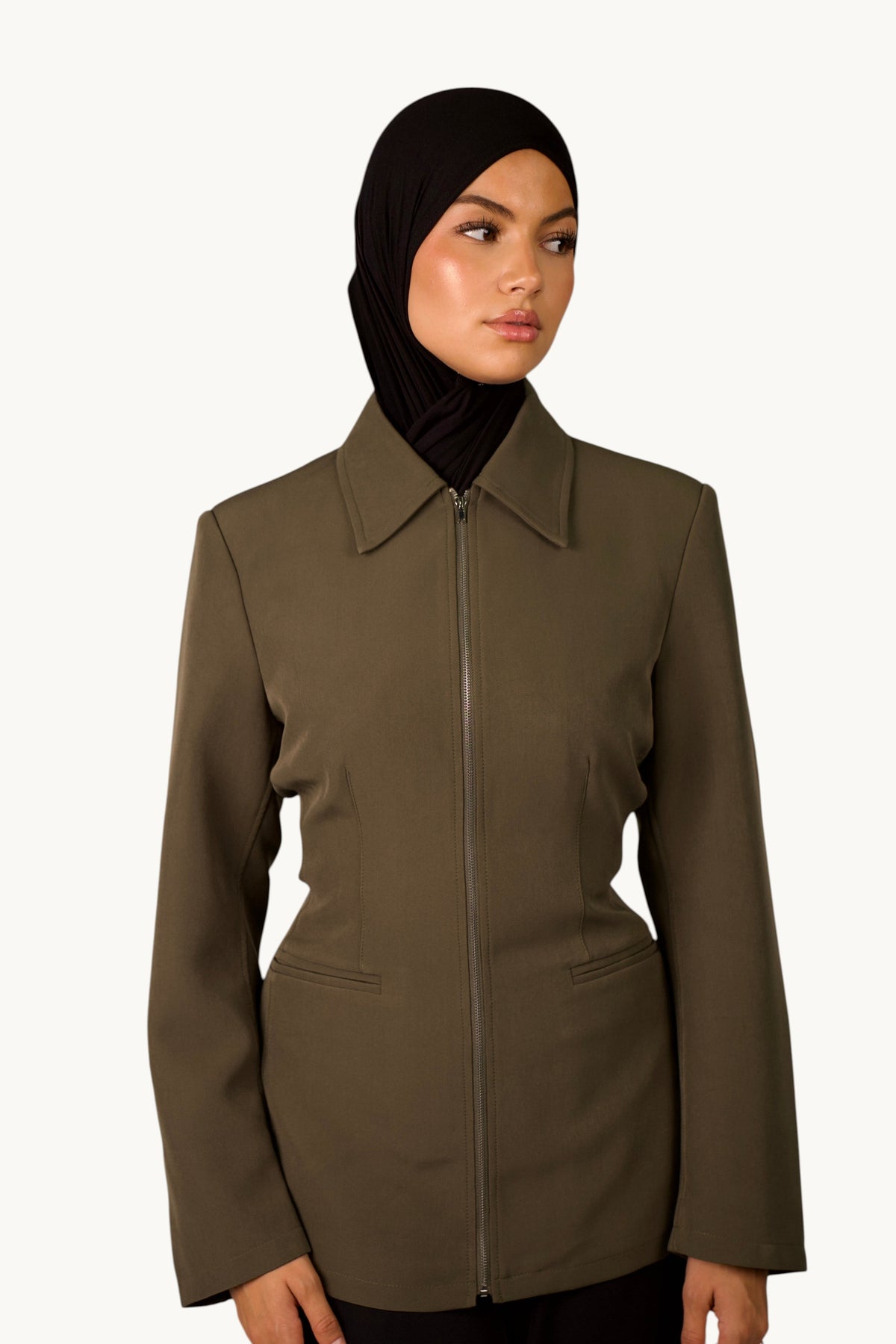 LOSYANA taillierte Jacke in Khaki mit Reißverschluss, breitem Kragen und Ziertaschen an einem Model mit Hijab