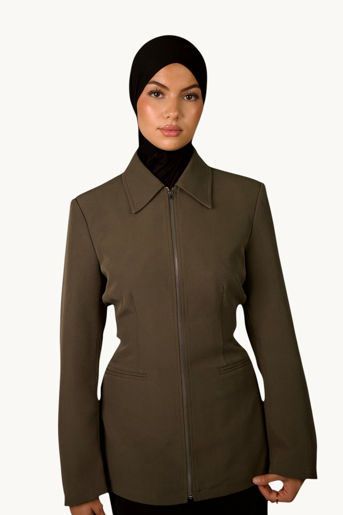 LOSYANA taillierte Jacke in Khaki mit Reißverschluss, breitem Kragen und Ziertaschen an einem Model