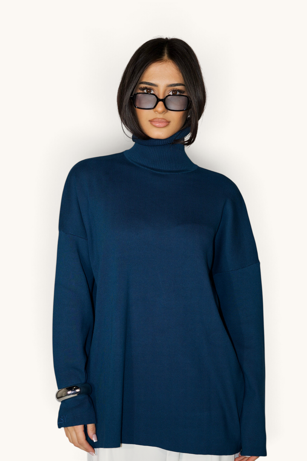 LOSYANA Rollkragenpullover in Teal aus weicher Viskose, getragen von einem Model mit Sonnenbrille