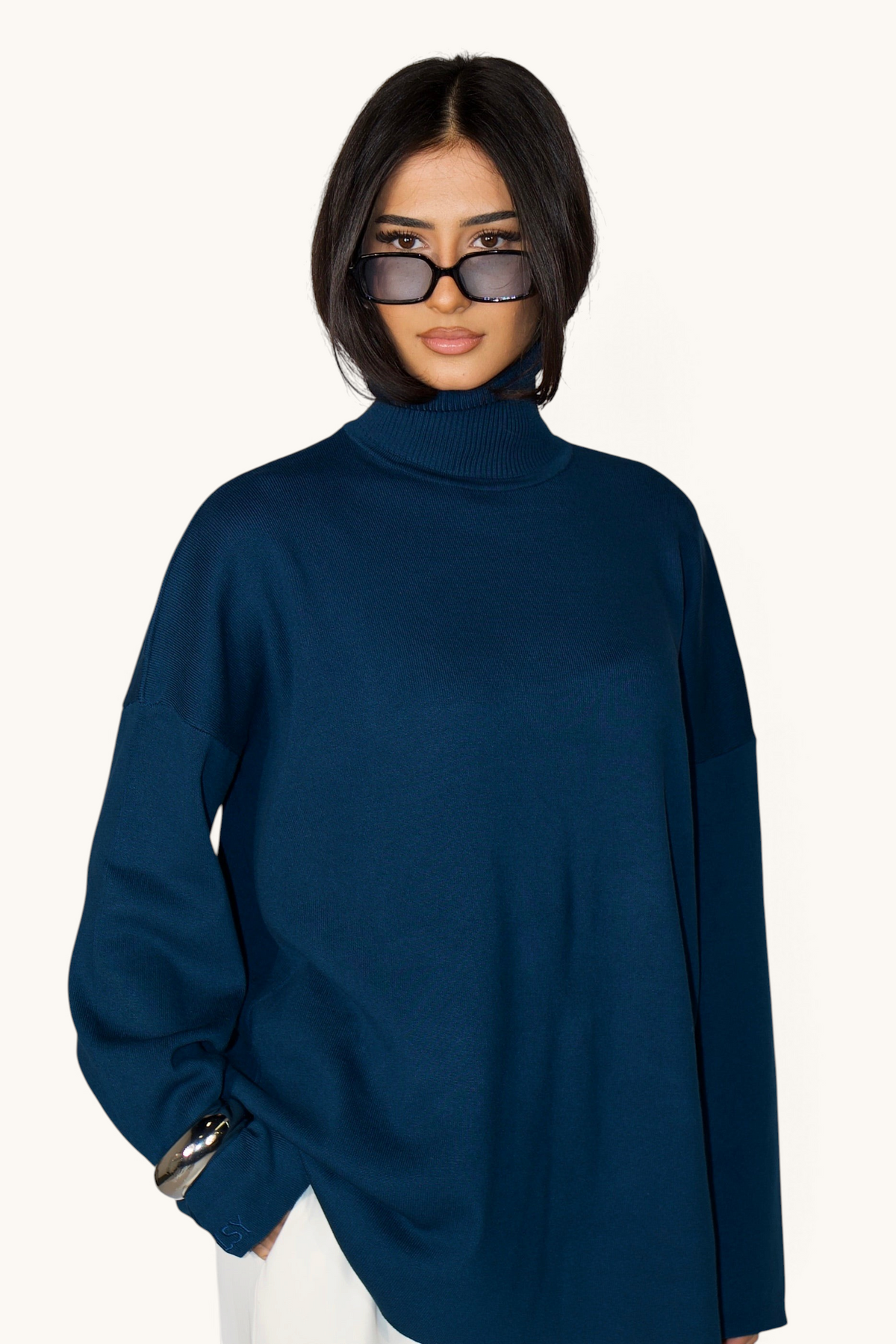 LOSYANA Rollkragenpullover in Teal aus weicher Viskose, getragen von einem Model mit Sonnenbrille
