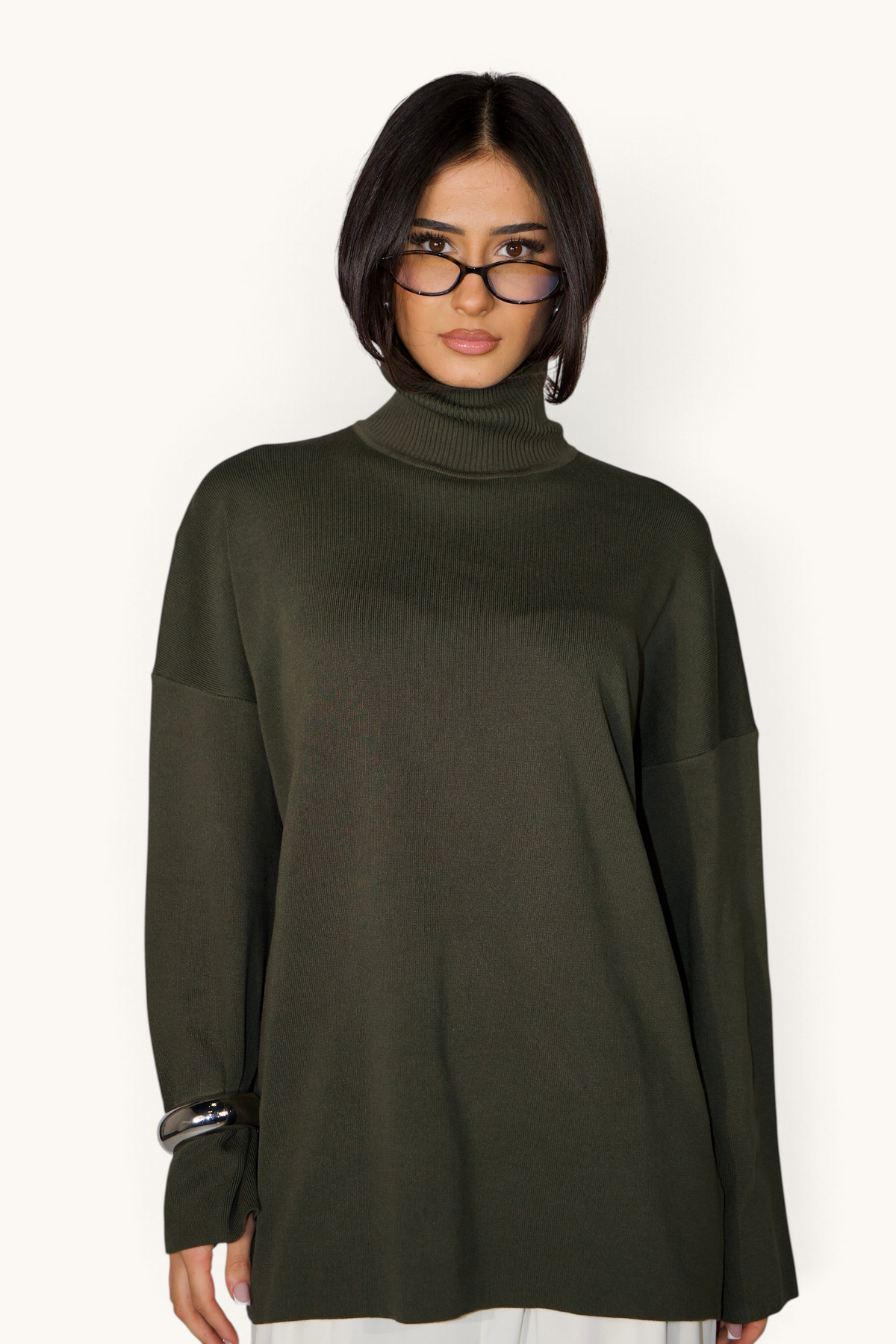 LOSYANA Rollkragenpullover in Olivgrün aus weicher Viskose mit elegantem Schnitt an einer Frau mit Brille