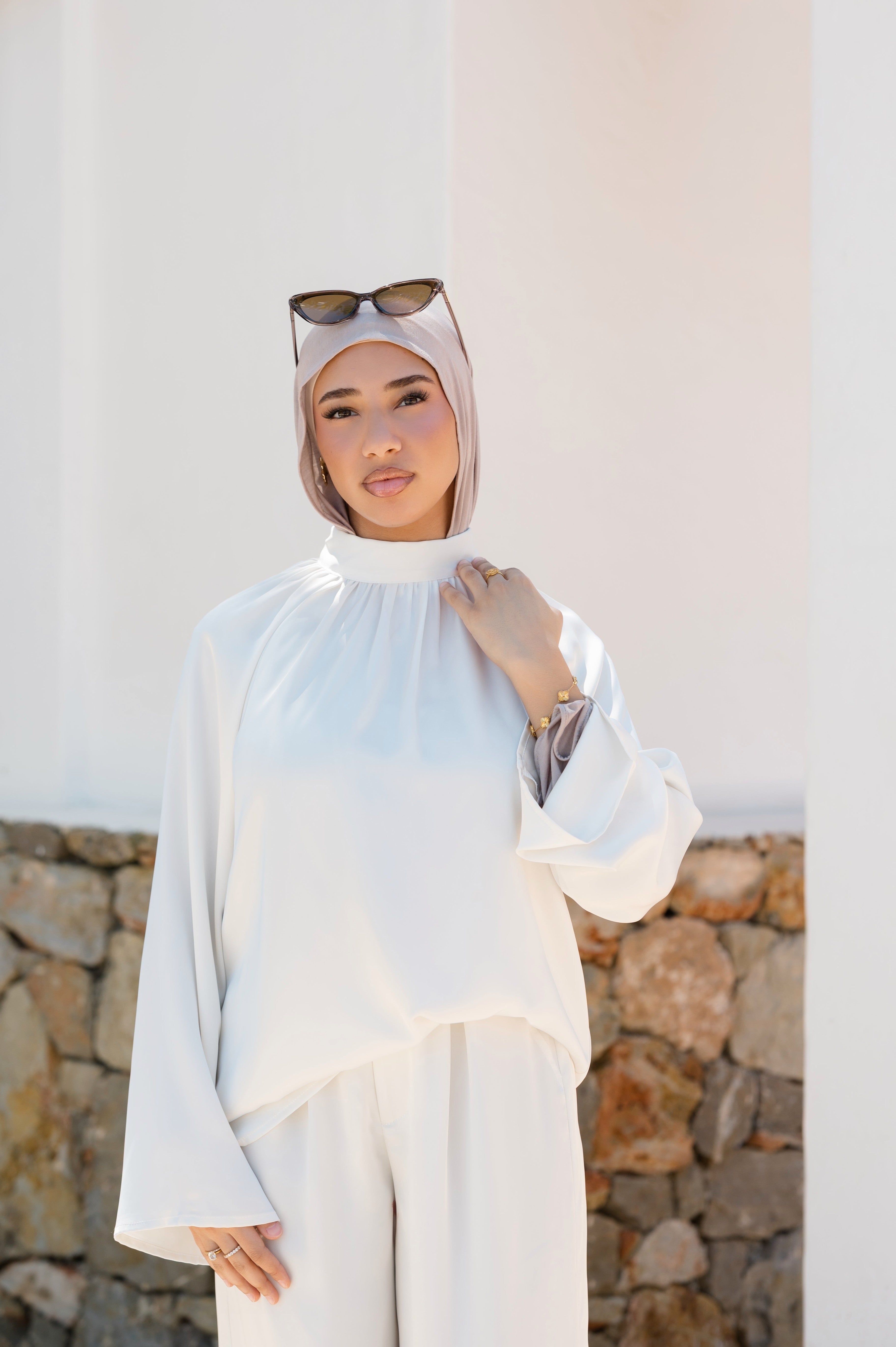 Zweiteiler von LOSYANA, La Palma, mit modischem Design, getragen von einer Person, im natürlichen Umfeld fotografiert.