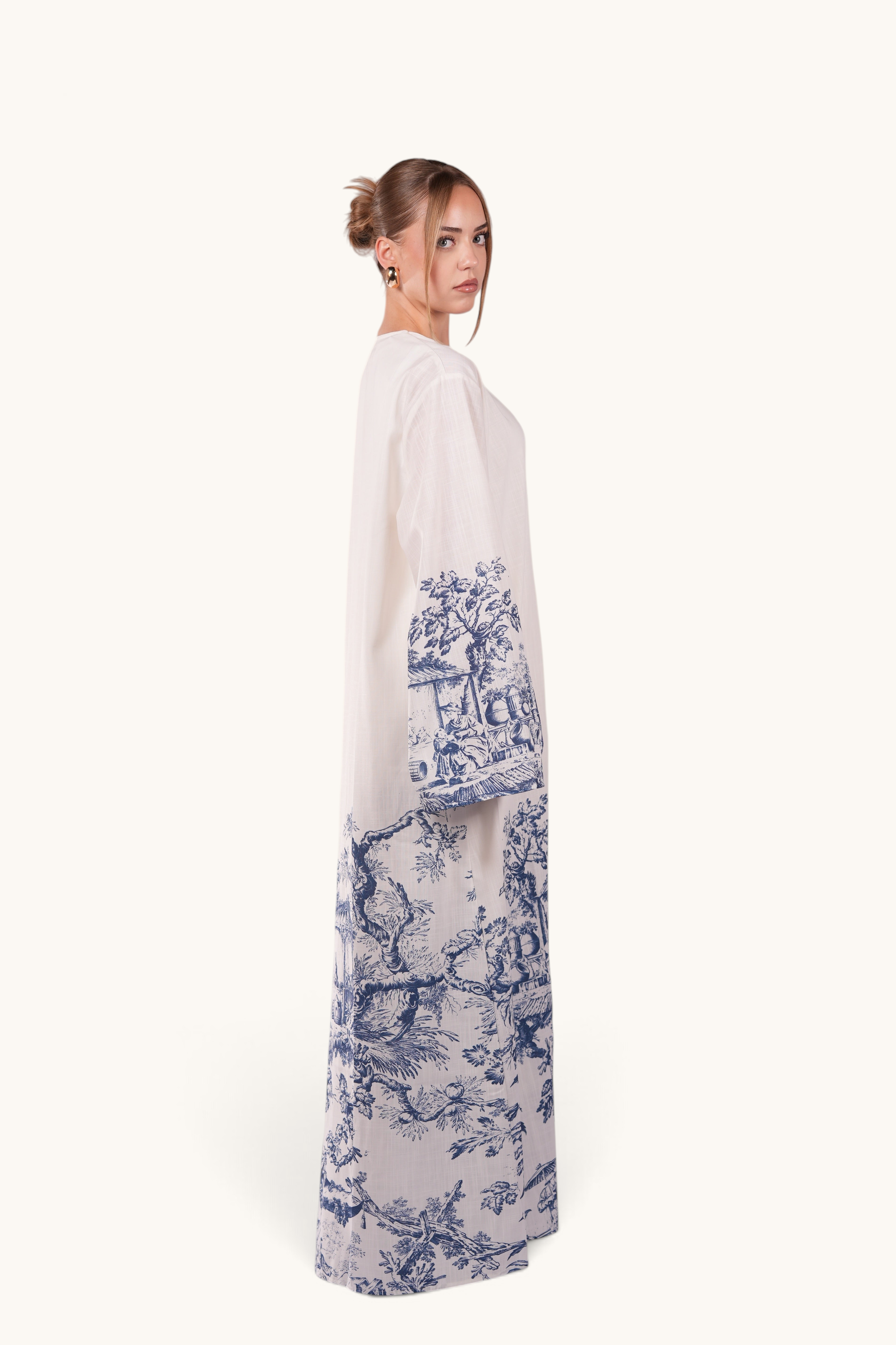 LOSYANA Alicante kimono set in white cotton and linen with a blue Mediterranean-style print, worn by a model.