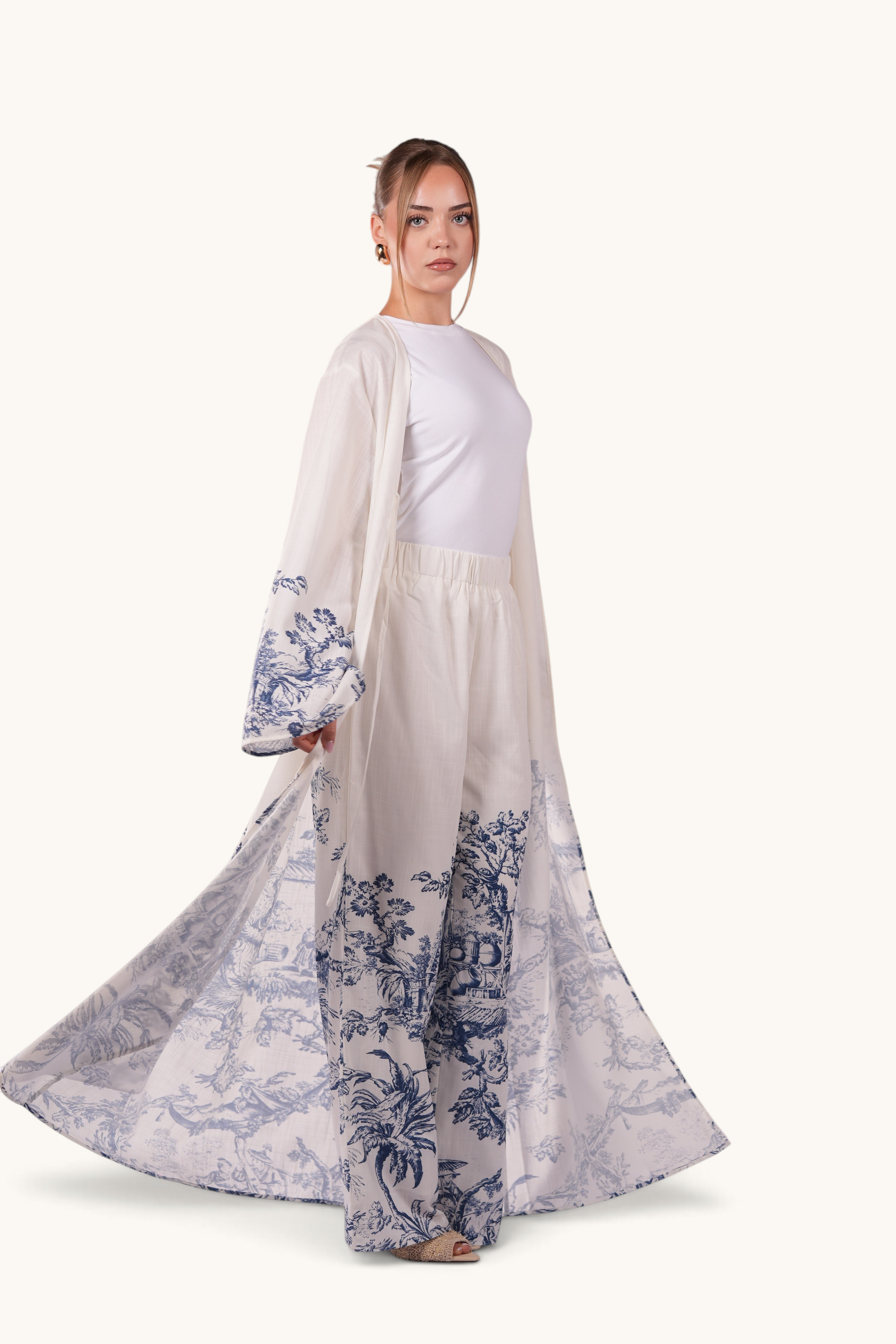 LOSYANA Alicante set featuring a white kimono and wide-leg trousers with a blue Mediterranean print in cotton-linen.