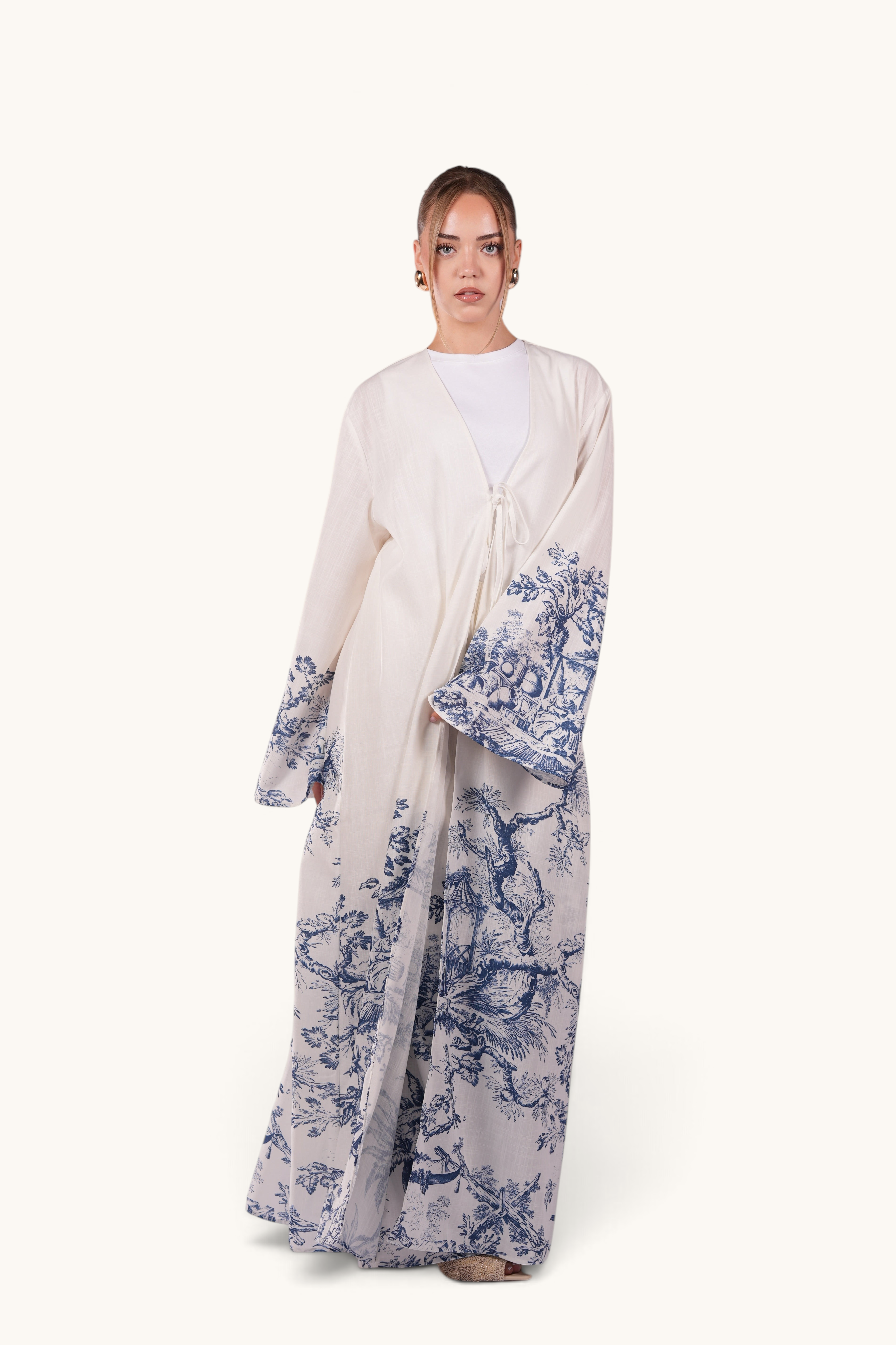 Model wearing a LOSYANA Alicante kimono in white with a blue Mediterranean-style print, made of cotton and linen.