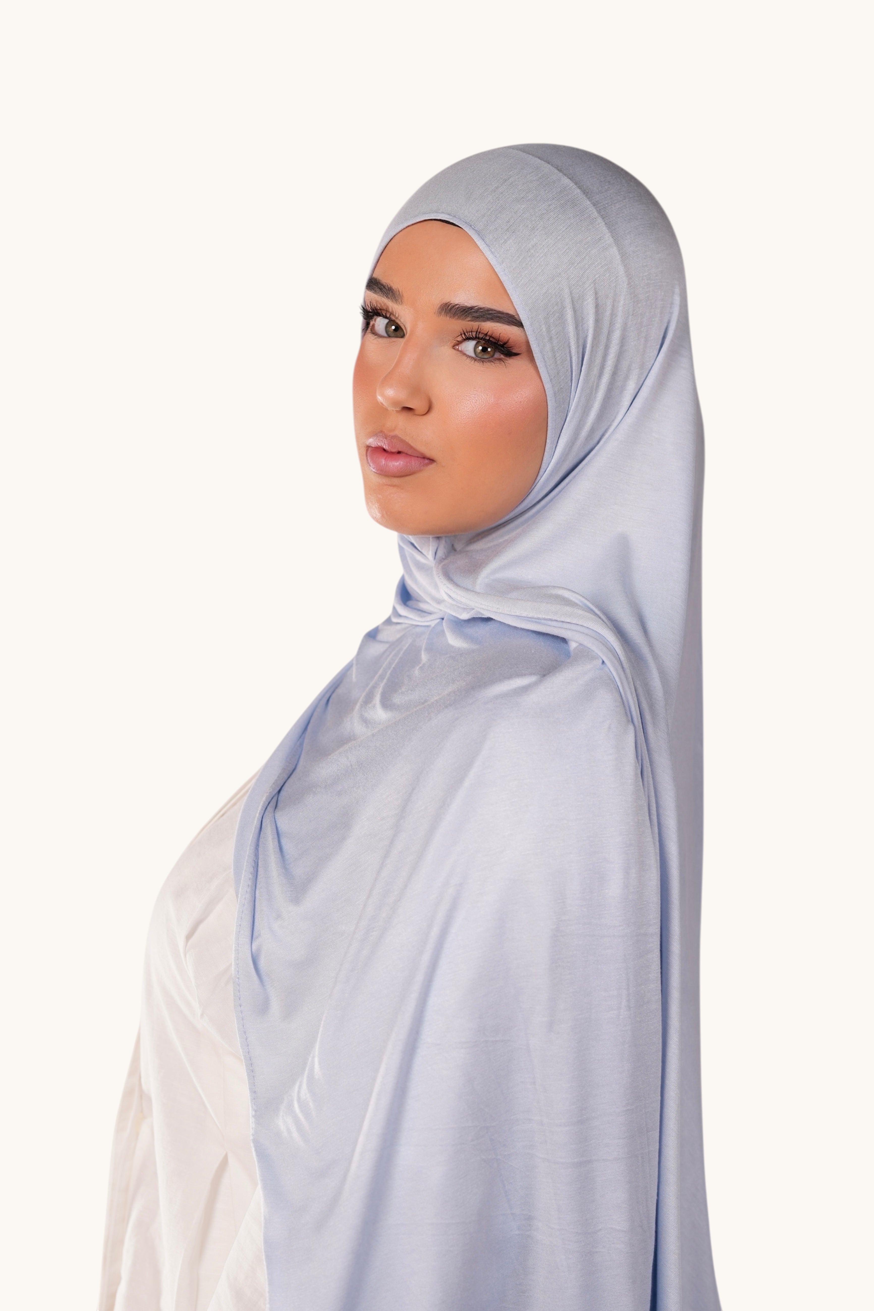 LOSYANA Bamboo Jersey Hijab in Blueberry, ein weiches, leichtes und fließendes Tuch in hellem Blau.