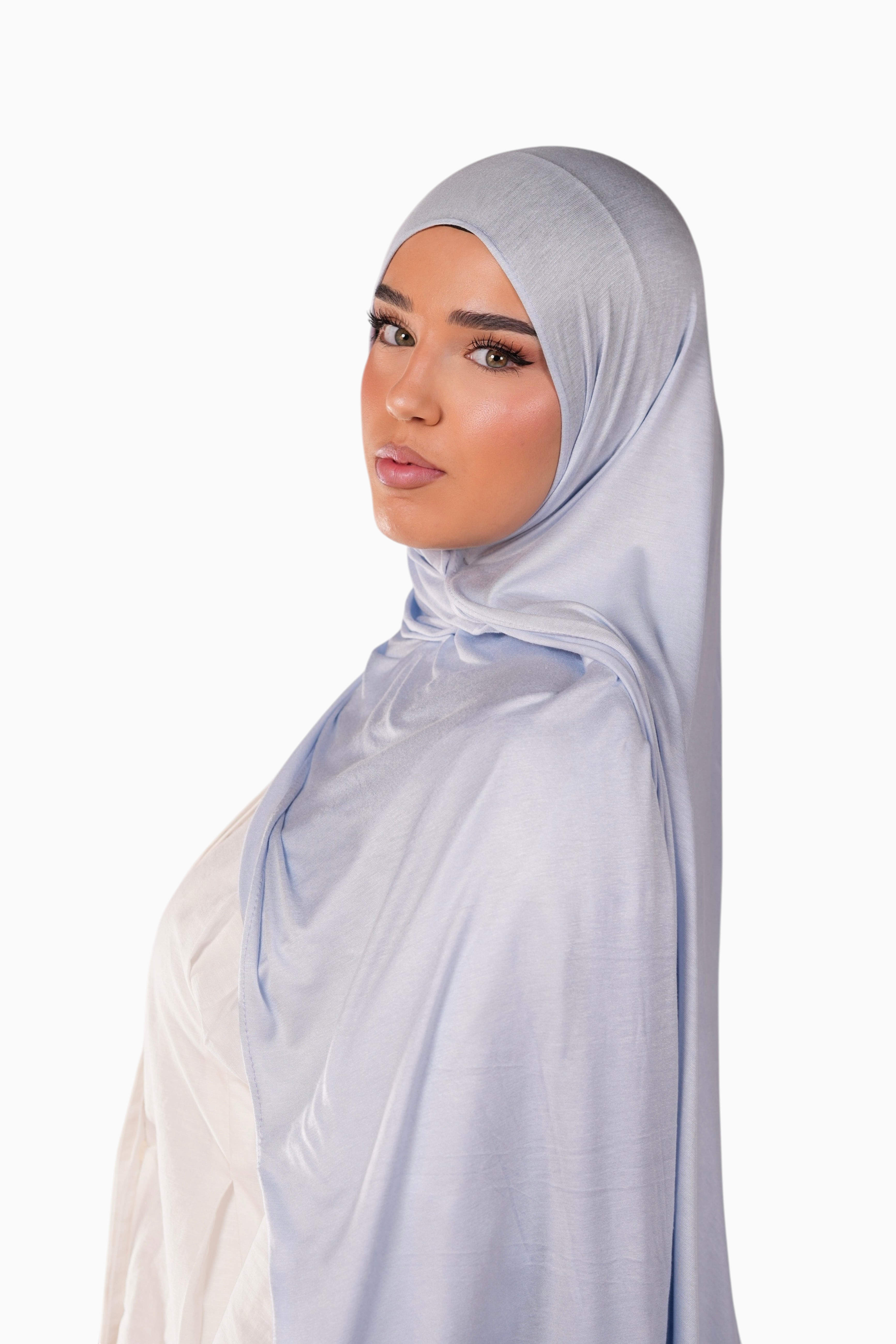 LOSYANA Bamboo Jersey Hijab in Blueberry, ein weiches, leichtes und fließendes Tuch in hellem Blau.