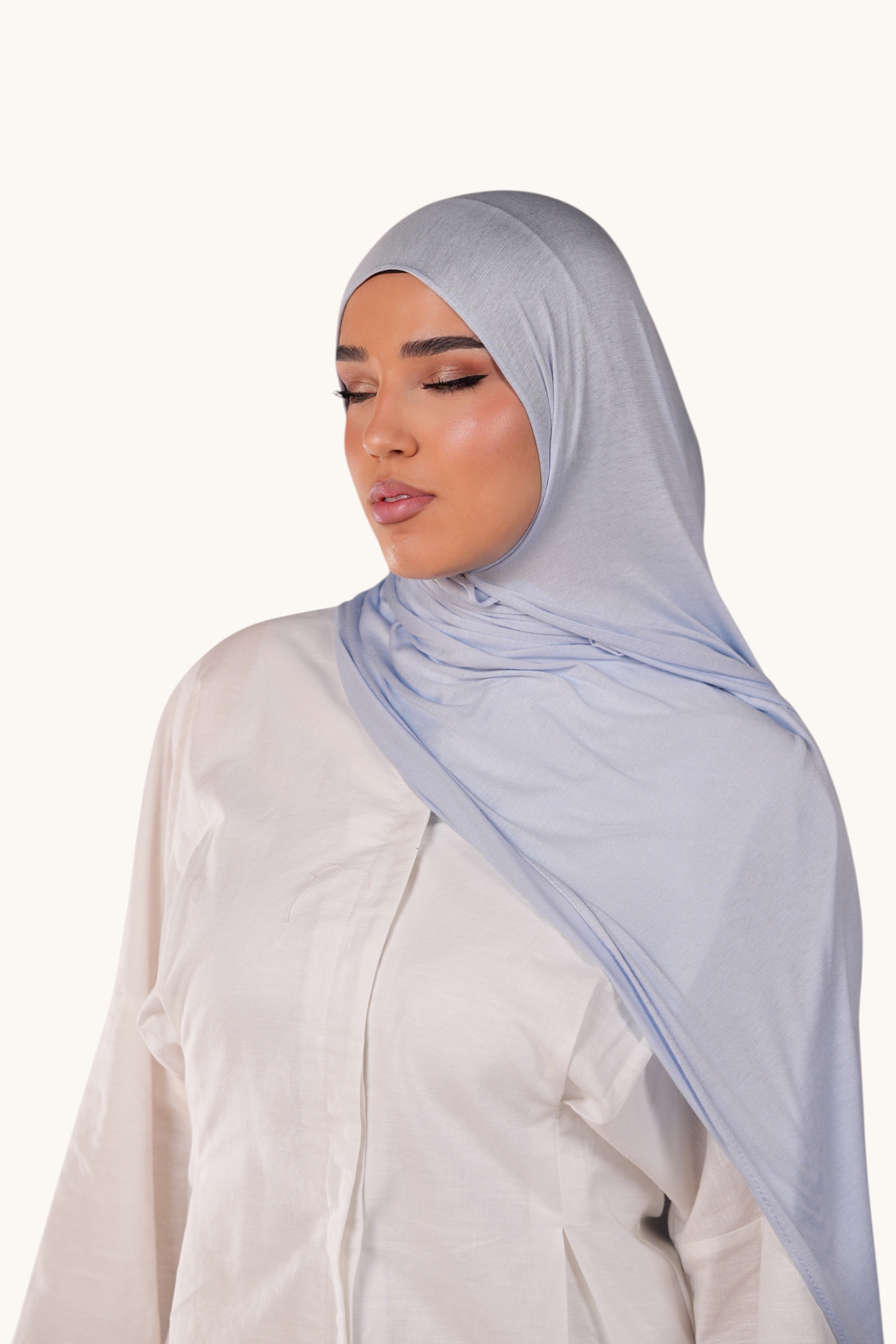 LOSYANA Bamboo Jersey Hijab in Blueberry Blau, weicher und fließender Stoff, getragen von einem Model