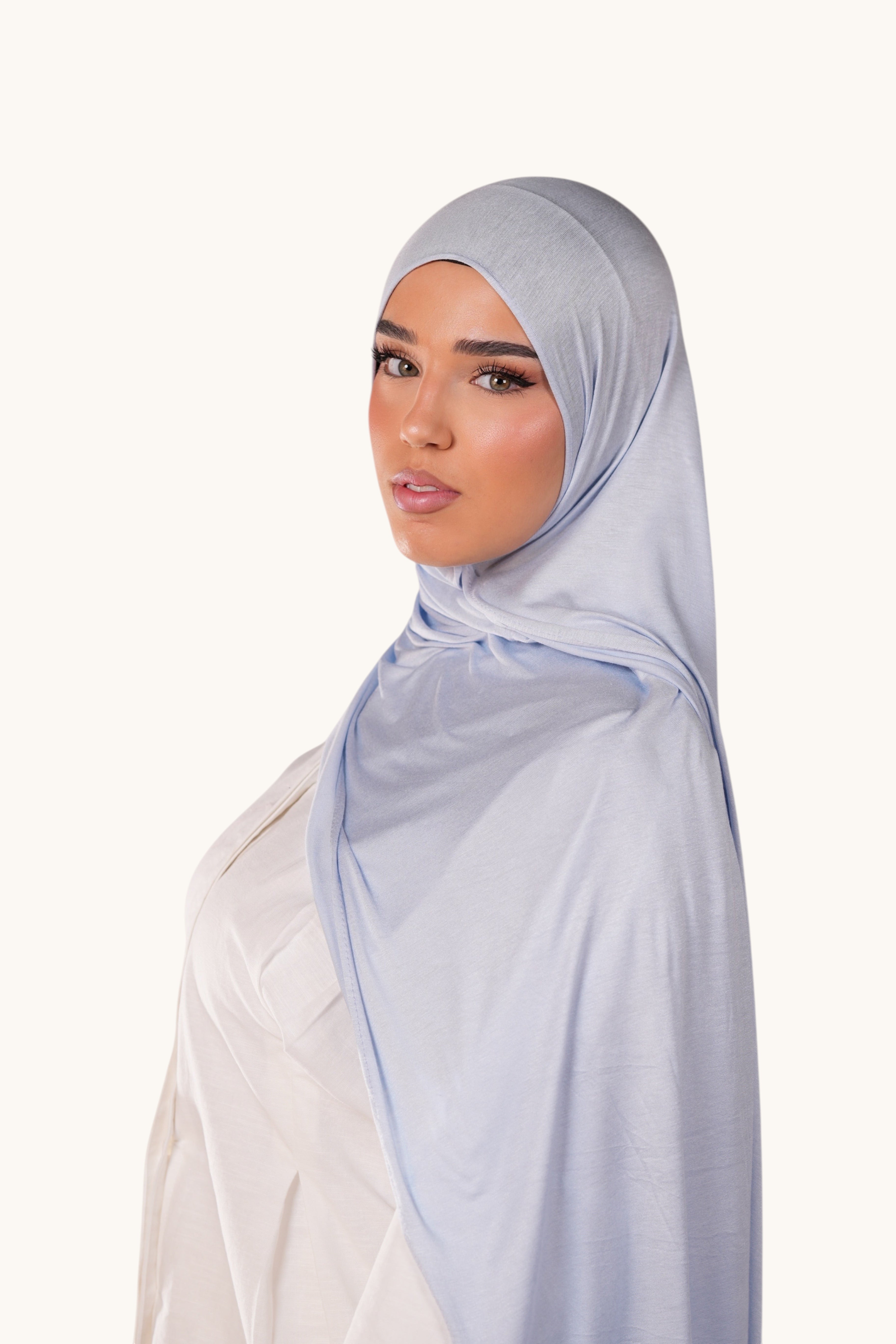 LOSYANA Bamboo Jersey Hijab in Blueberry, ein weiches, leichtes und fließendes Tuch in hellem Blau.