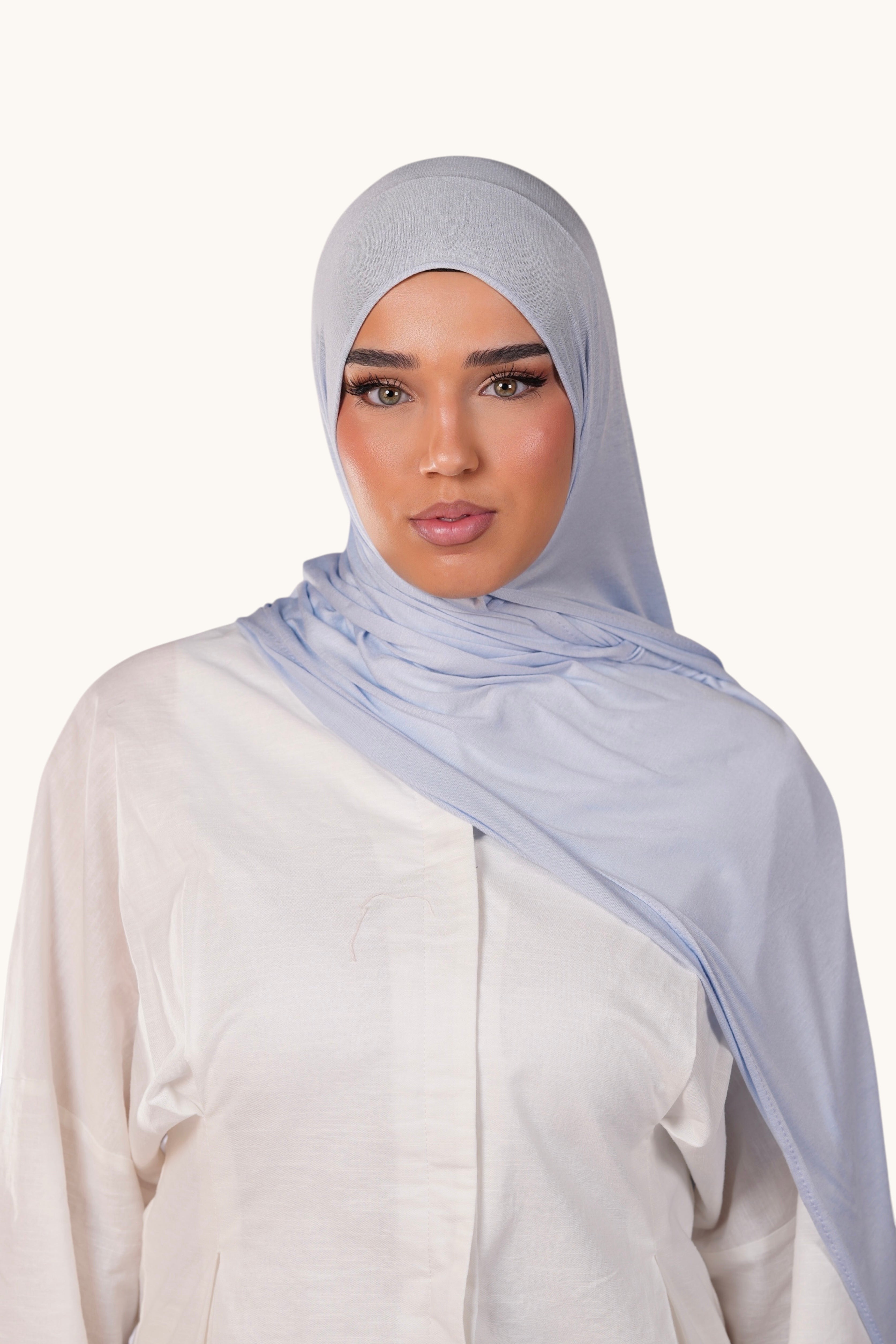 LOSYANA Bamboo Jersey Hijab in Blueberry Blau, weicher und leichter Stoff, getragen von einem Model