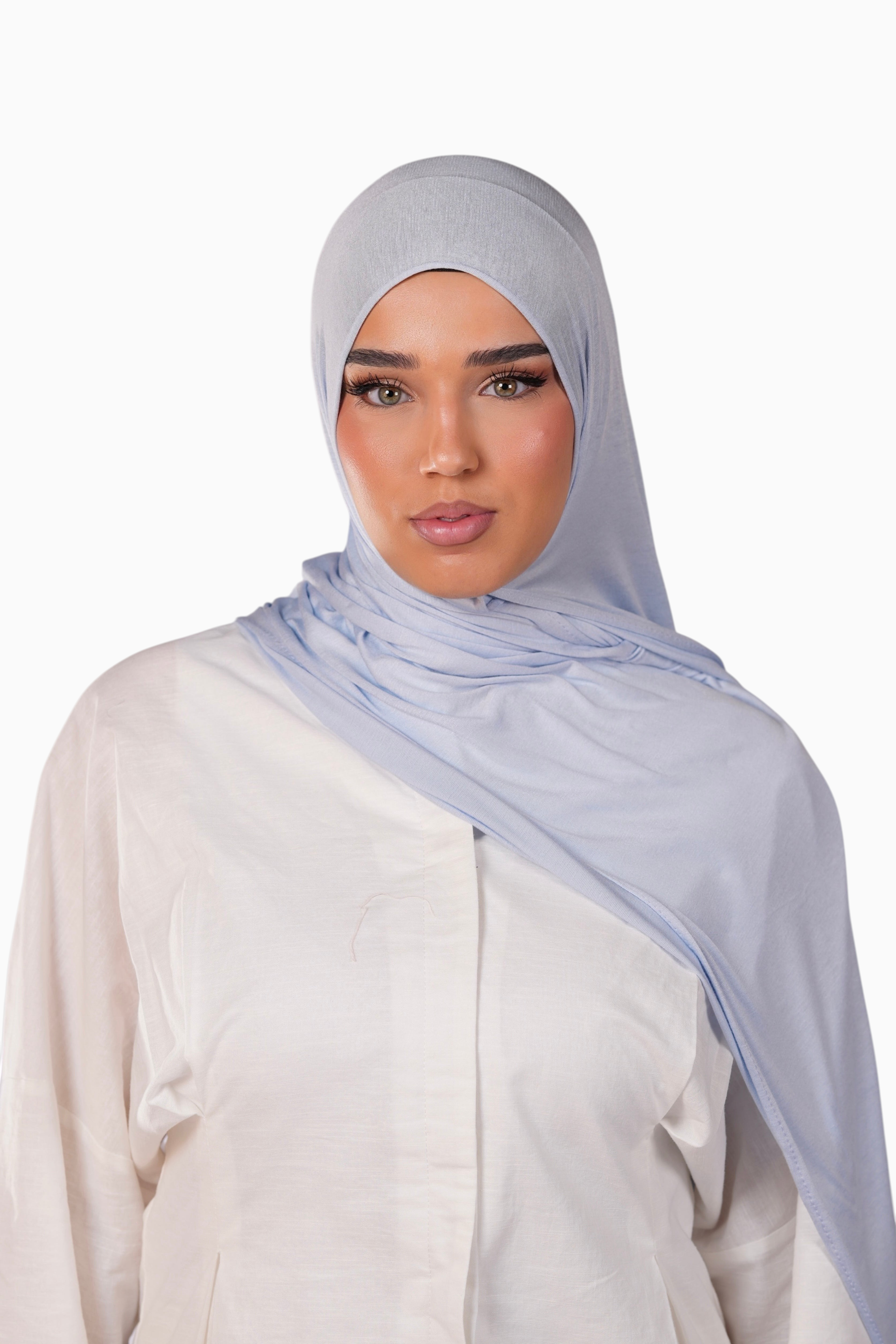 LOSYANA Bamboo Jersey Hijab in Blueberry Blau, weicher und leichter Stoff, getragen von einem Model