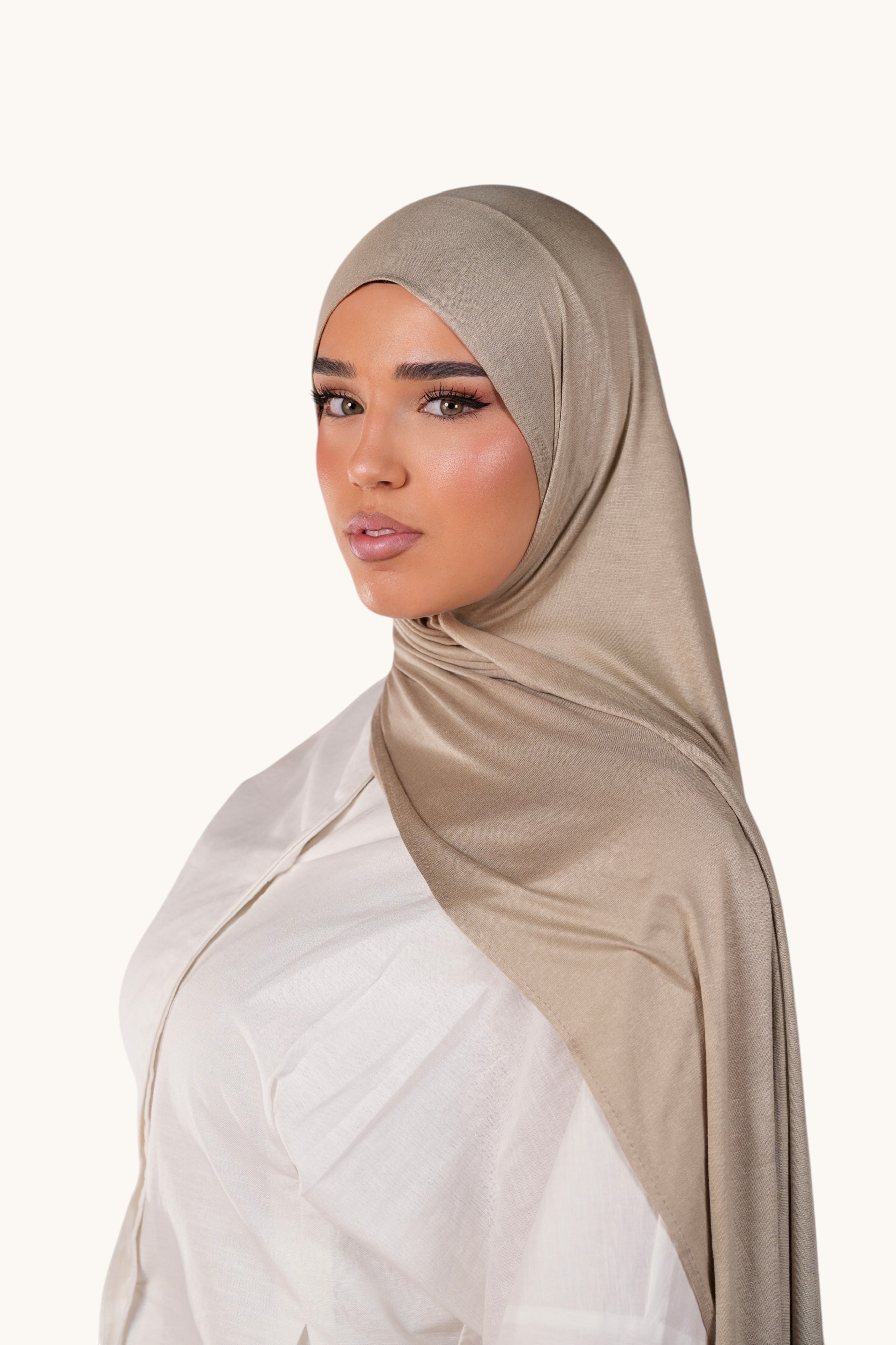 LOSYANA Bamboo Jersey Hijab in Khaki Beige, weicher und fließender Stoff, 180x70cm, getragen von einem Model