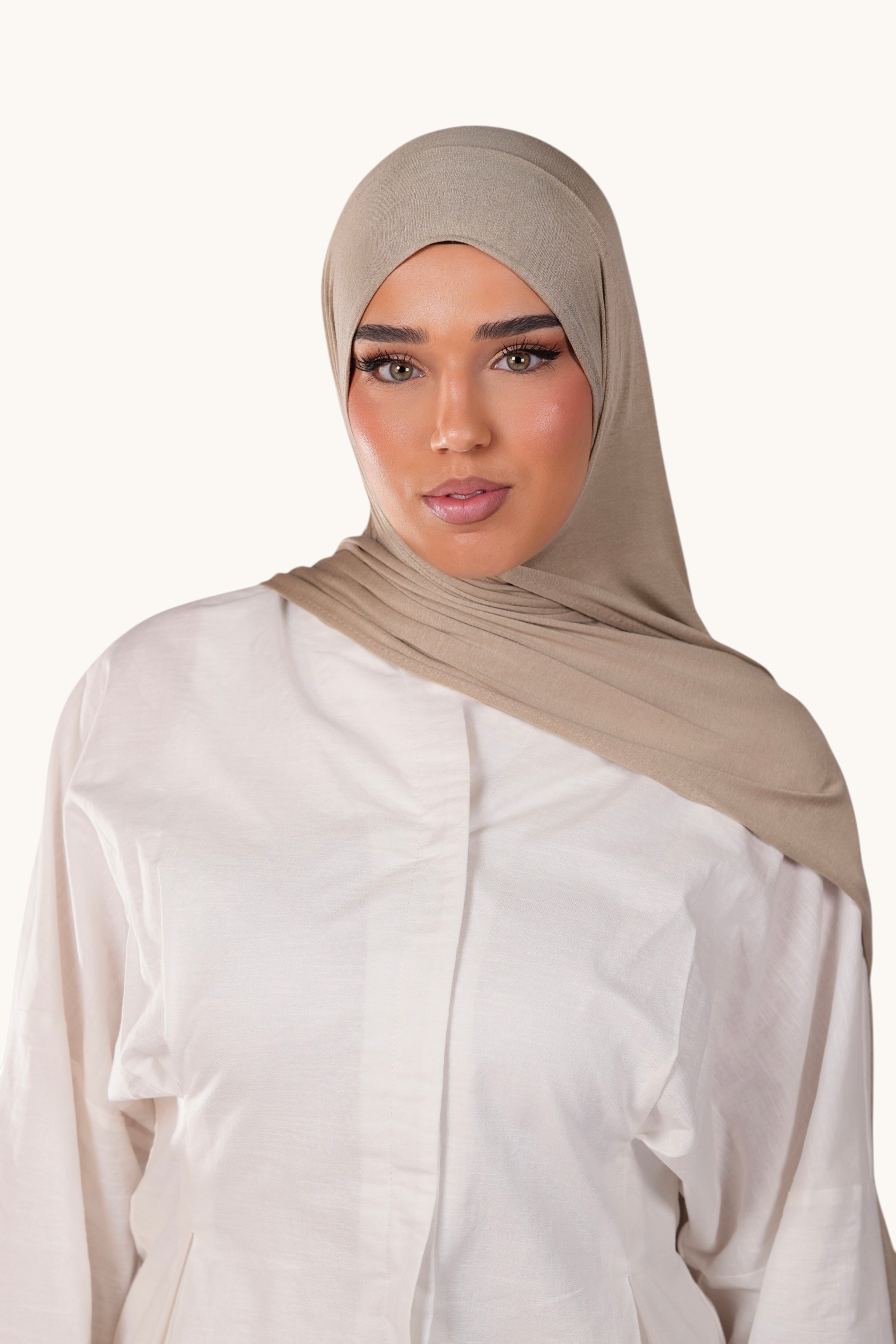 LOSYANA Bamboo Jersey Hijab in Khaki Beige, weicher und leichter Stoff, getragen von einem Model