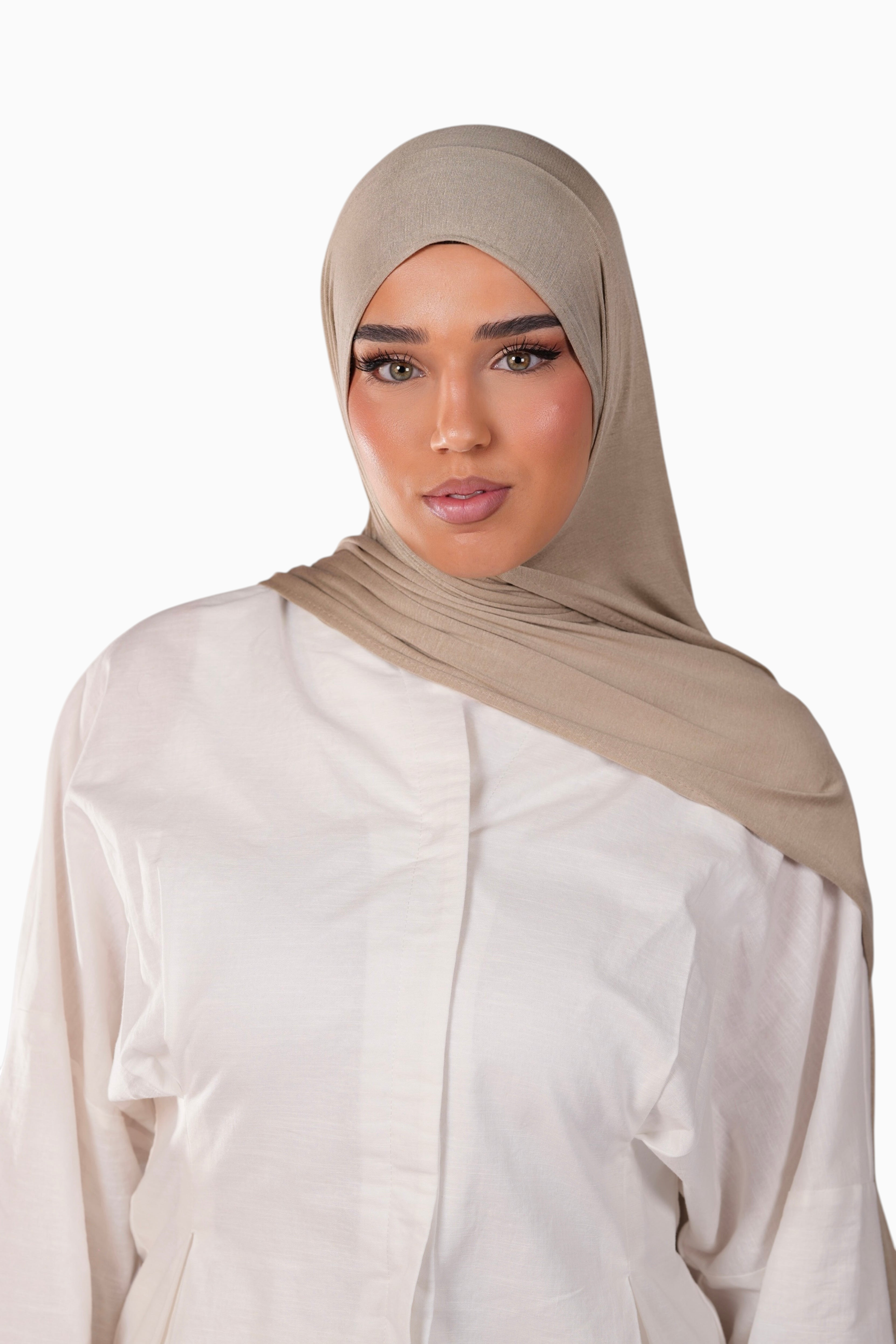 LOSYANA Bamboo Jersey Hijab in Khaki Beige, weicher und leichter Stoff, getragen von einem Model