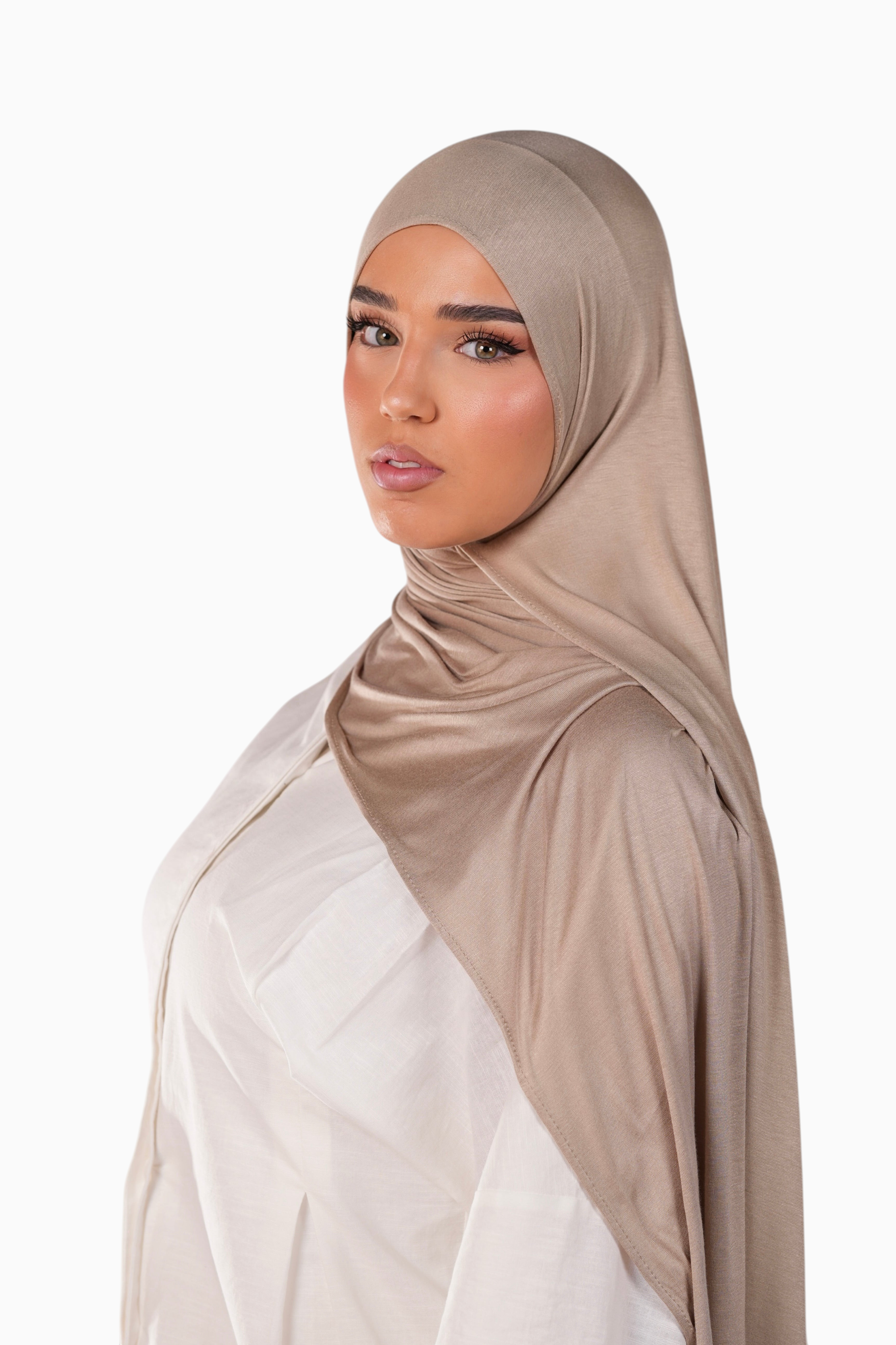LOSYANA Bamboo Jersey Hijab in Mushroom, weicher und fließender Stoff, 180x70cm, getragen von einem Model.