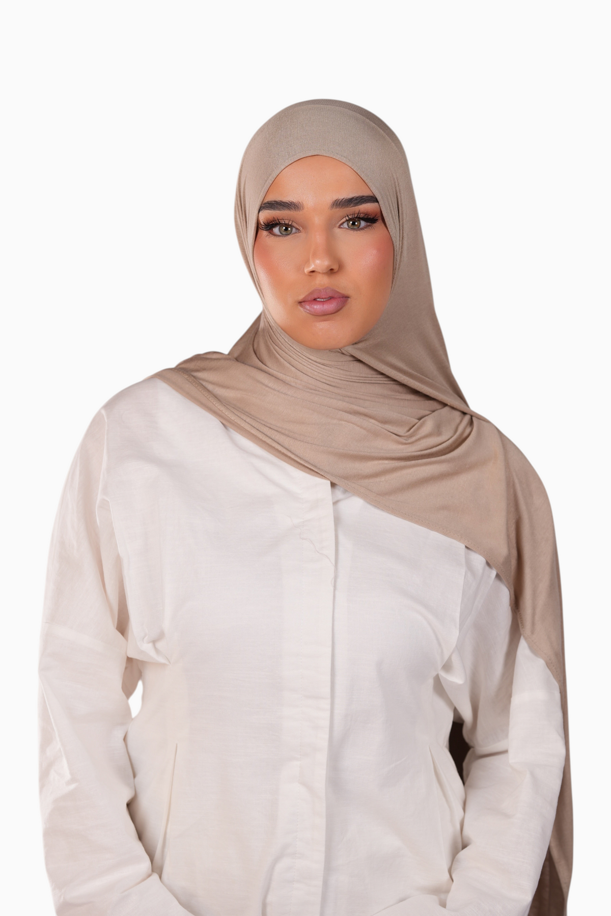 LOSYANA Bamboo Jersey Hijab in Mushroom beige, weicher und fließender Stoff, getragen von einem Model