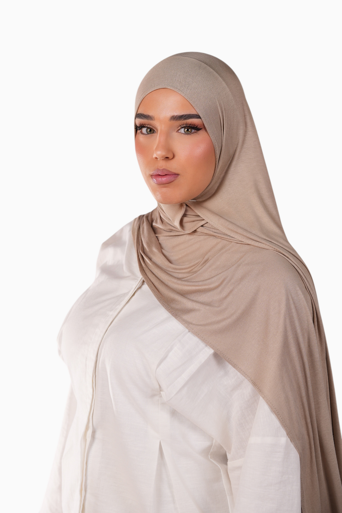 LOSYANA Bamboo Jersey Hijab in Mushroom Farbe, weicher und fließender Stoff, getragen von einem Model