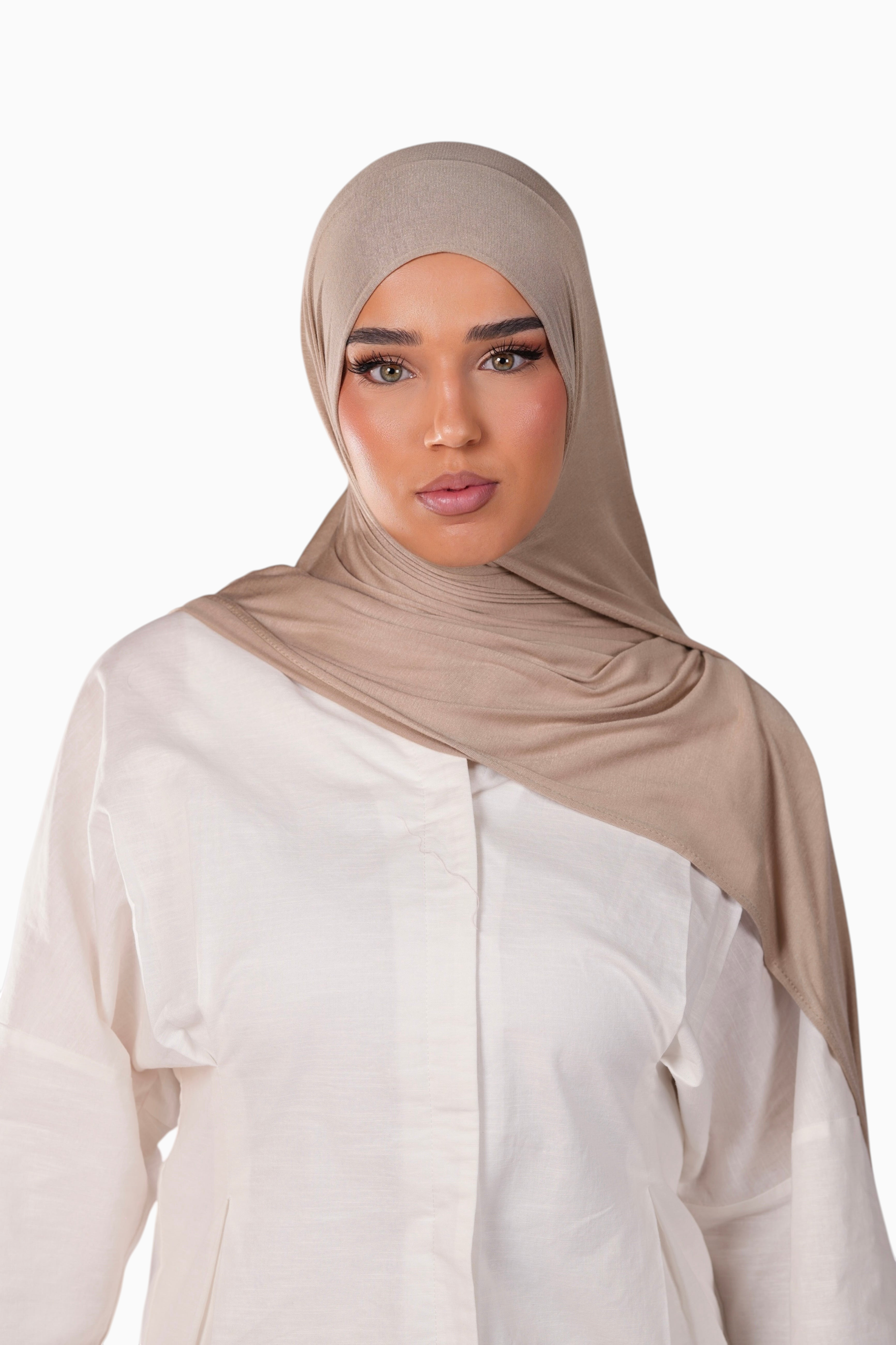 LOSYANA Bamboo Jersey Hijab in Mushroom beige, weich und fließend getragen von einem Model mit weißem Oberteil.
