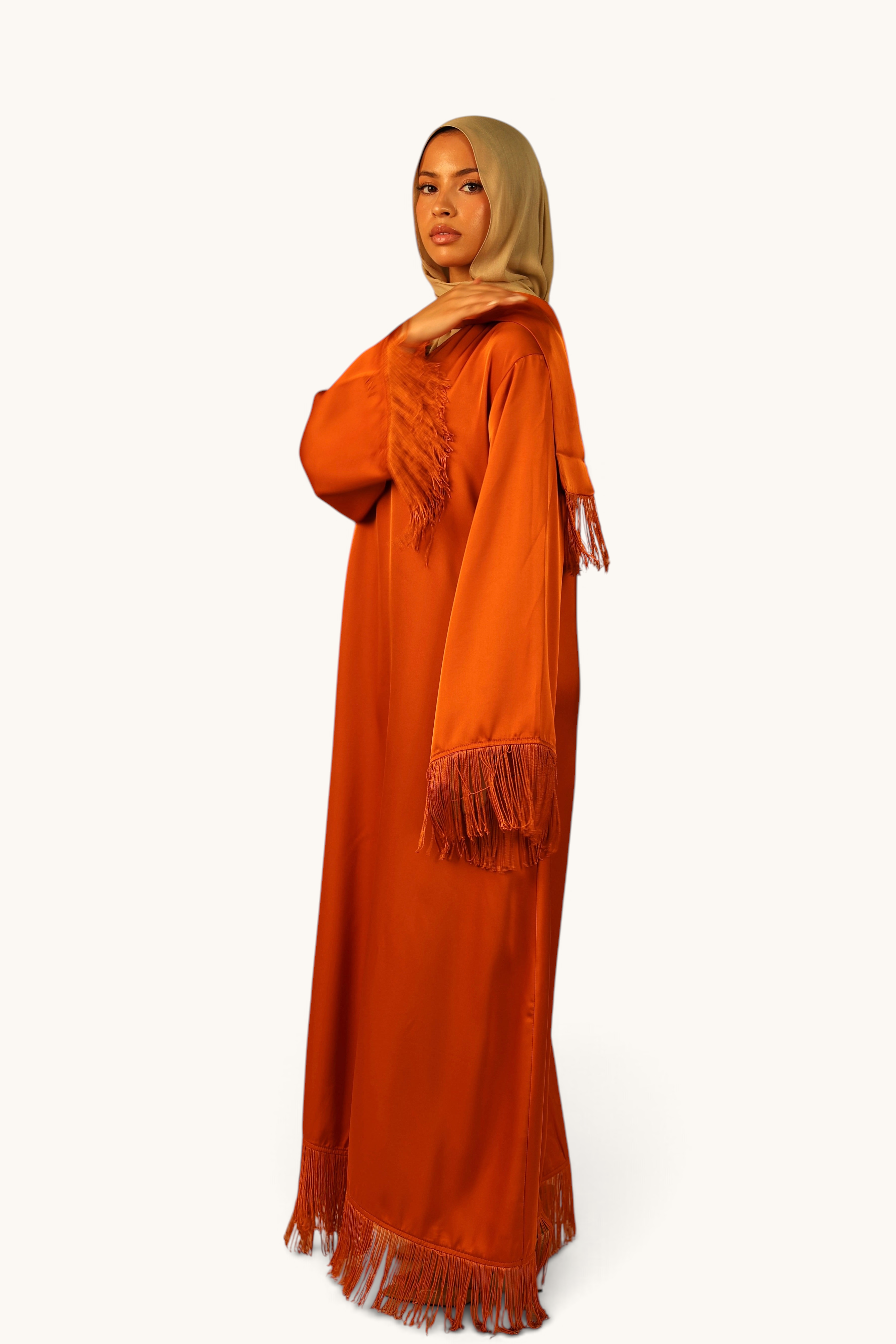 LOSYANA Barcelona Satin Kleid in Papaya mit Fransen an Ärmeln und Saum, getragen mit beigem Hijab