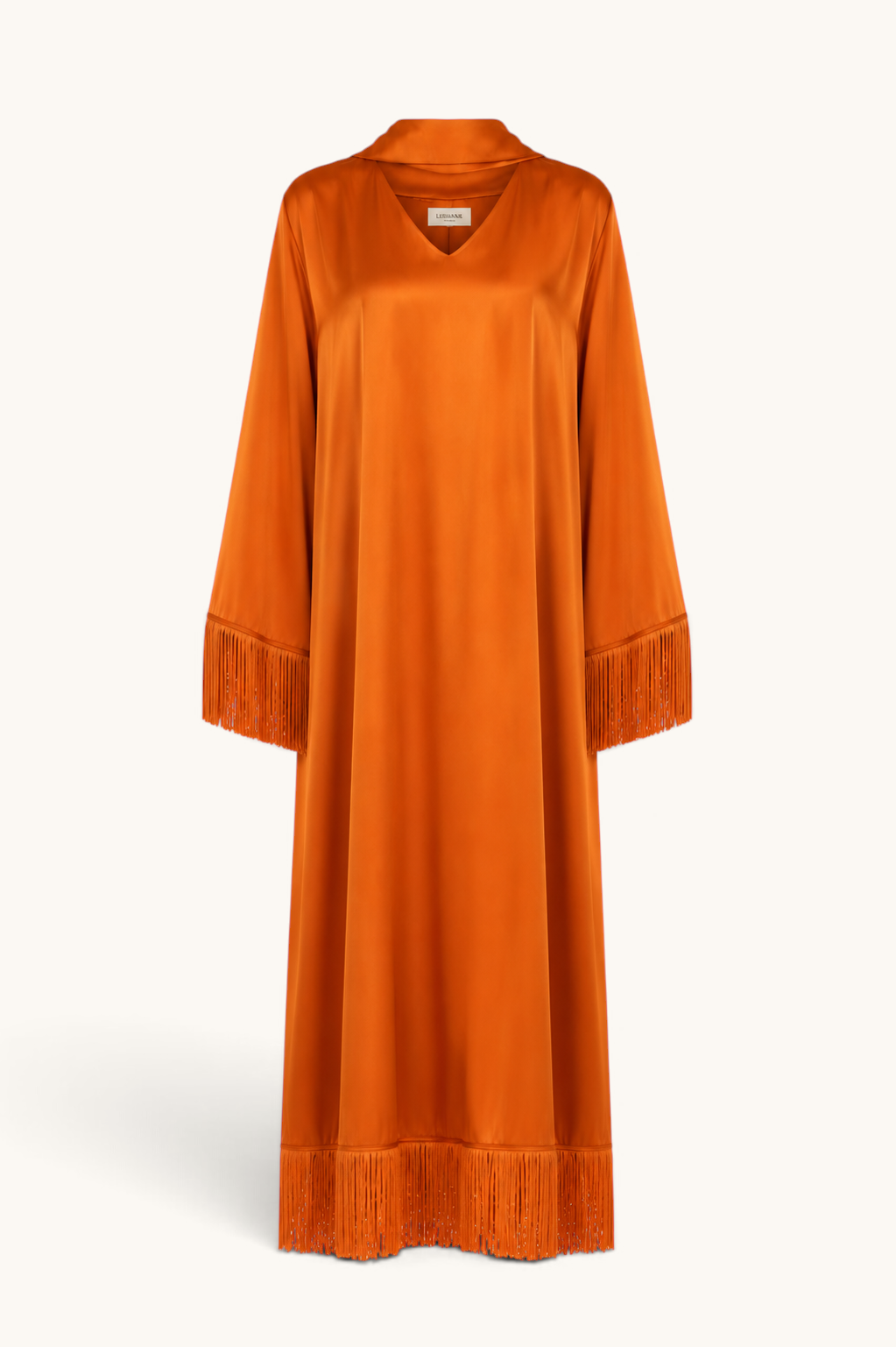 LOSYANA Barcelona Satin-Kleid in Papaya mit V-Ausschnitt, langen Ärmeln und eleganten Fransen am Saum