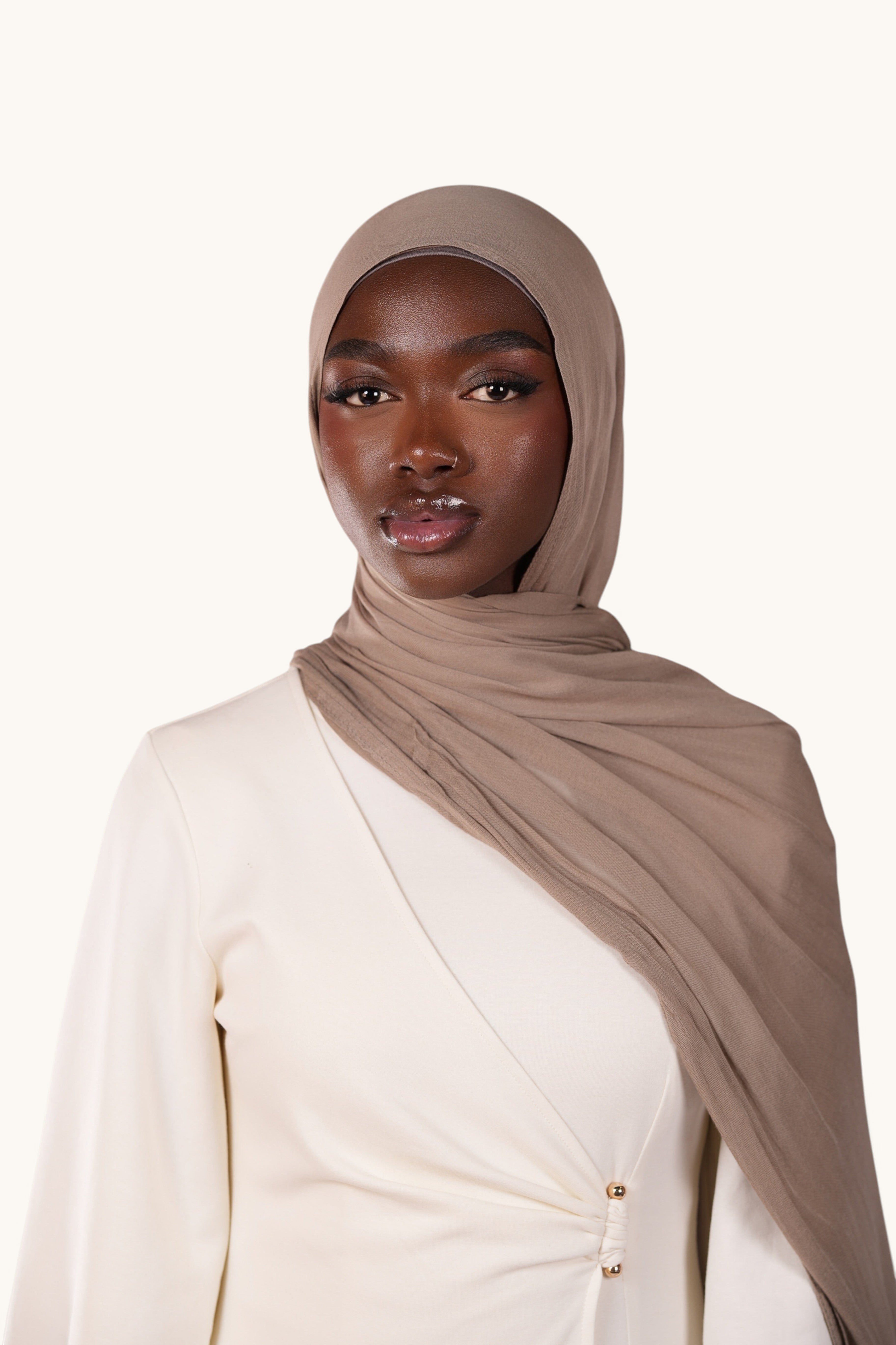 Model wearing a lightweight brown LOSYANA modal hijab with a matching undercap, elegant and flowing fabric.